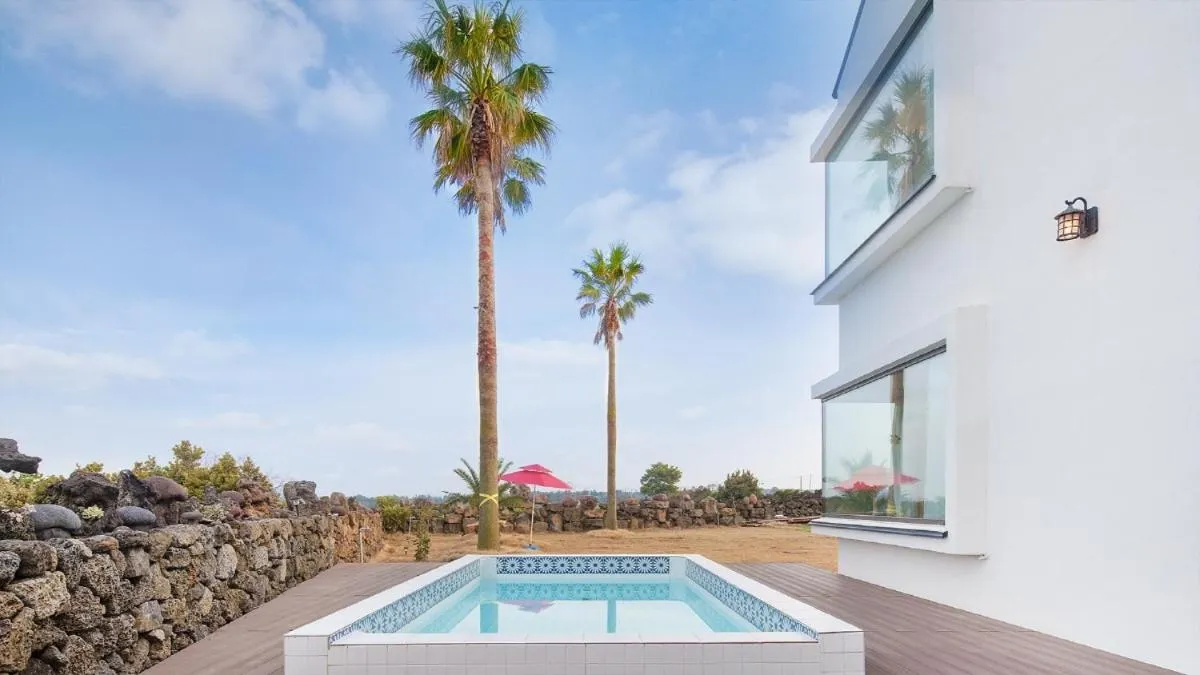 Property building in Jeju Geunalohu Pension