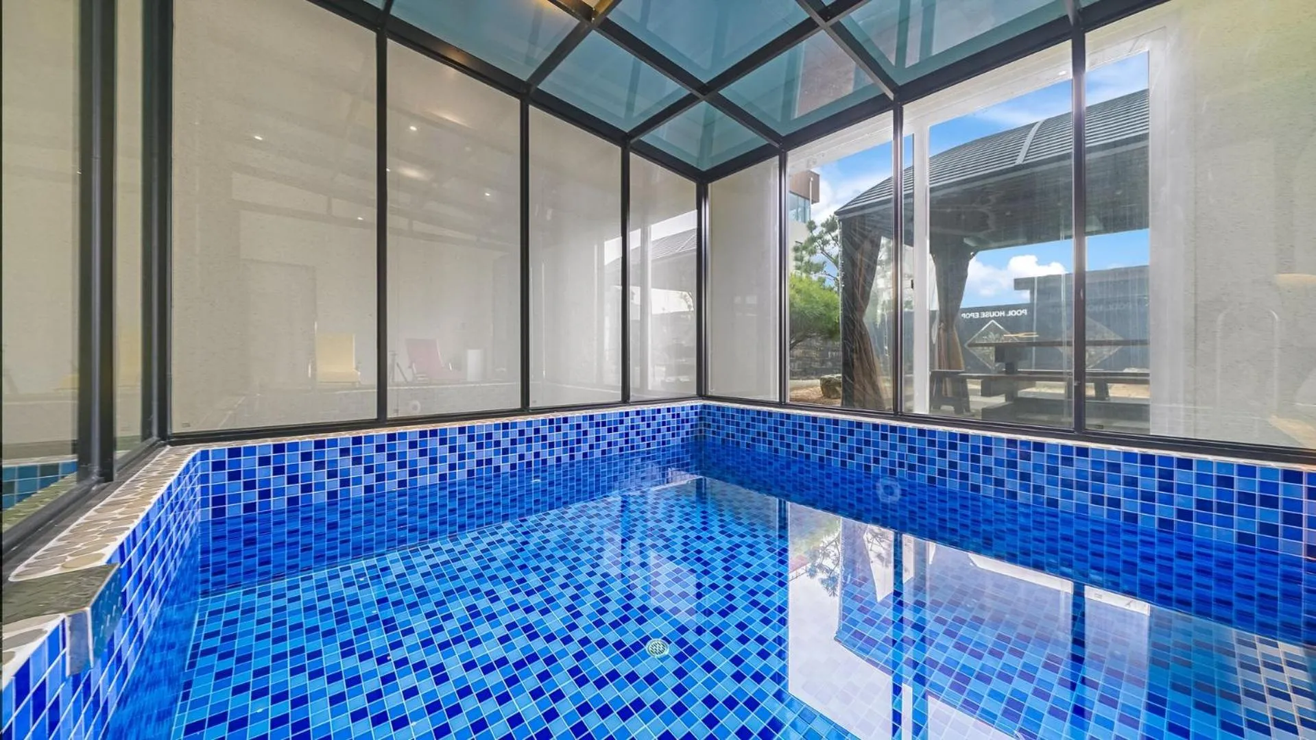 Property building in Chuncheon Poolhouse Epop