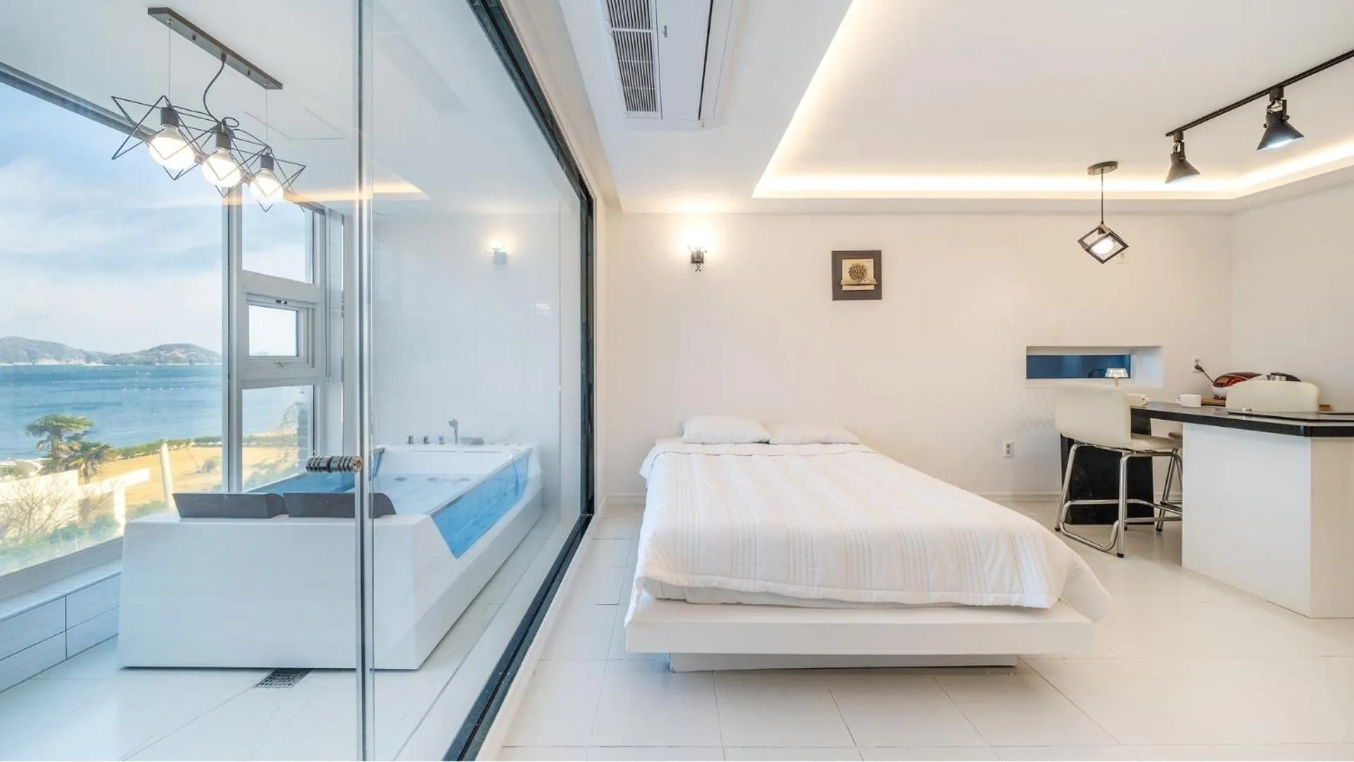 Property building, Bed in Geoje Badageurigo Pension