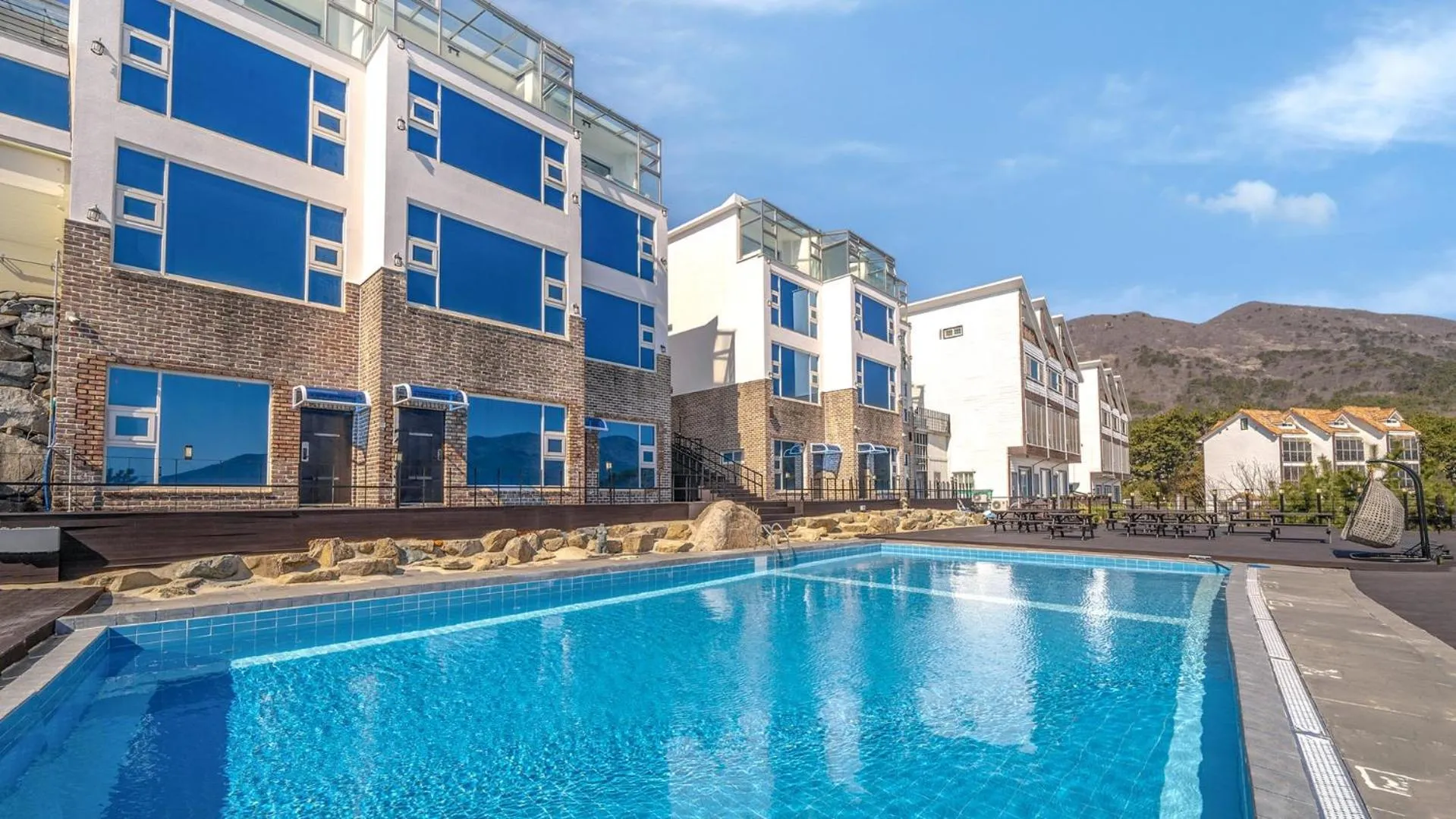 Property building in Geoje Badageurigo Pension