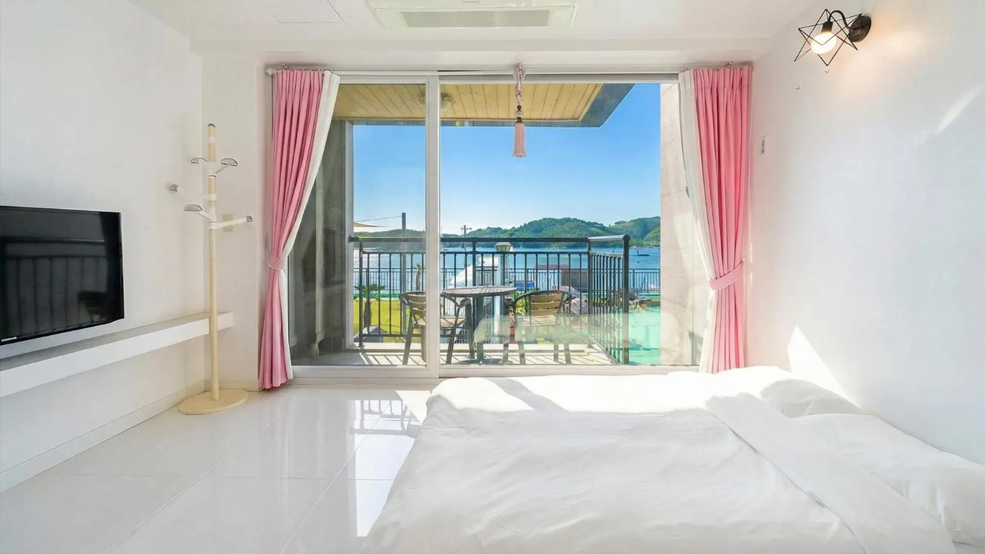 Property building, Bed in Namhae Four Seasons Pet-Friendly Pension