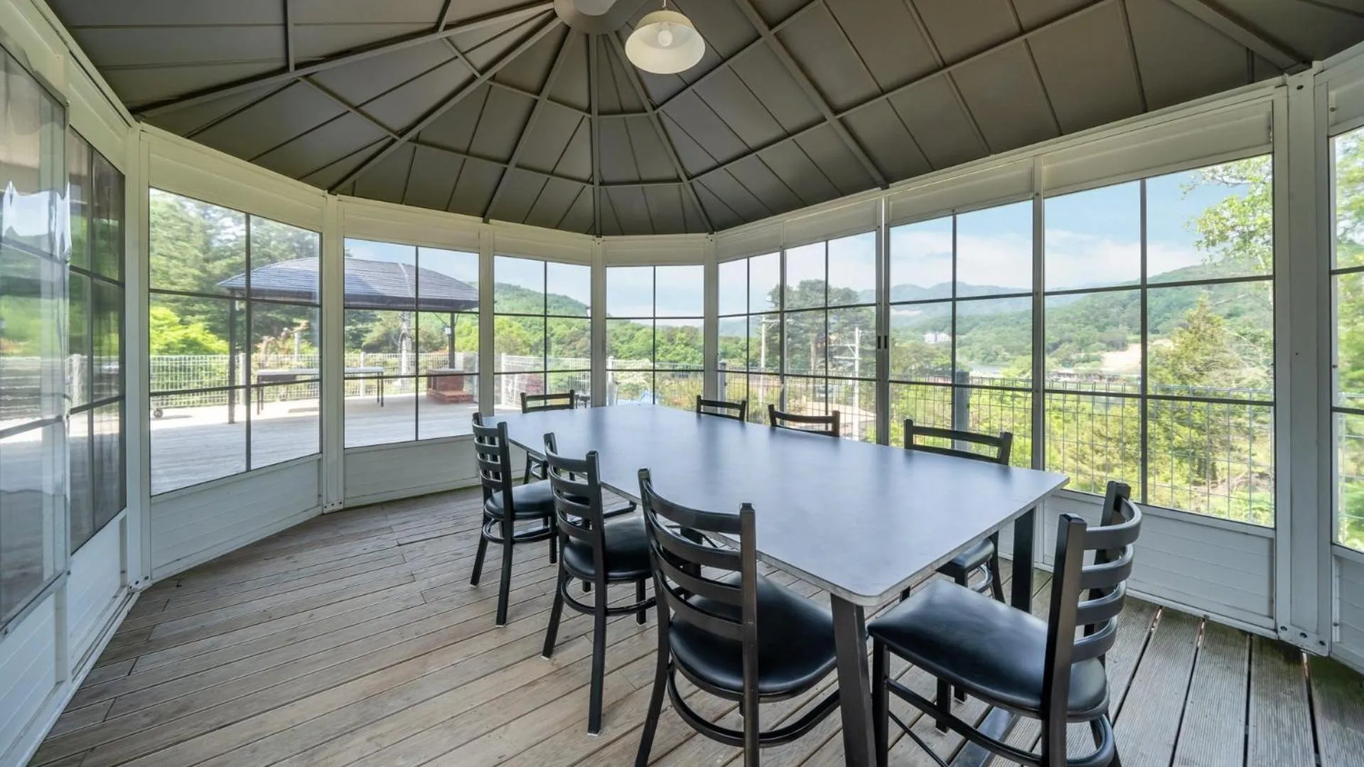 Property building in Gapyeong Yeonkkocchosu Pet Pension