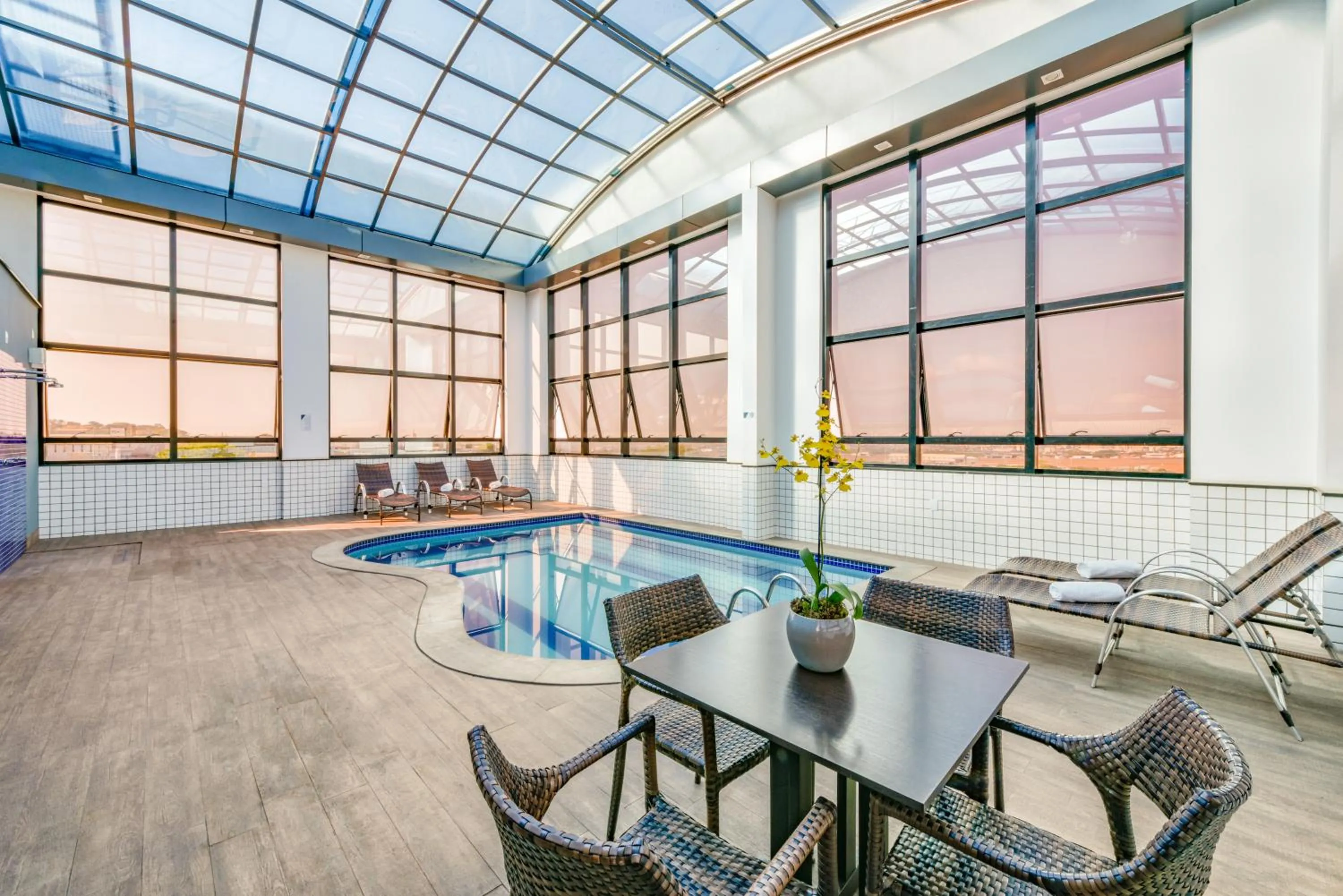 Swimming pool in Plaza Inn Breeze Aeroporto