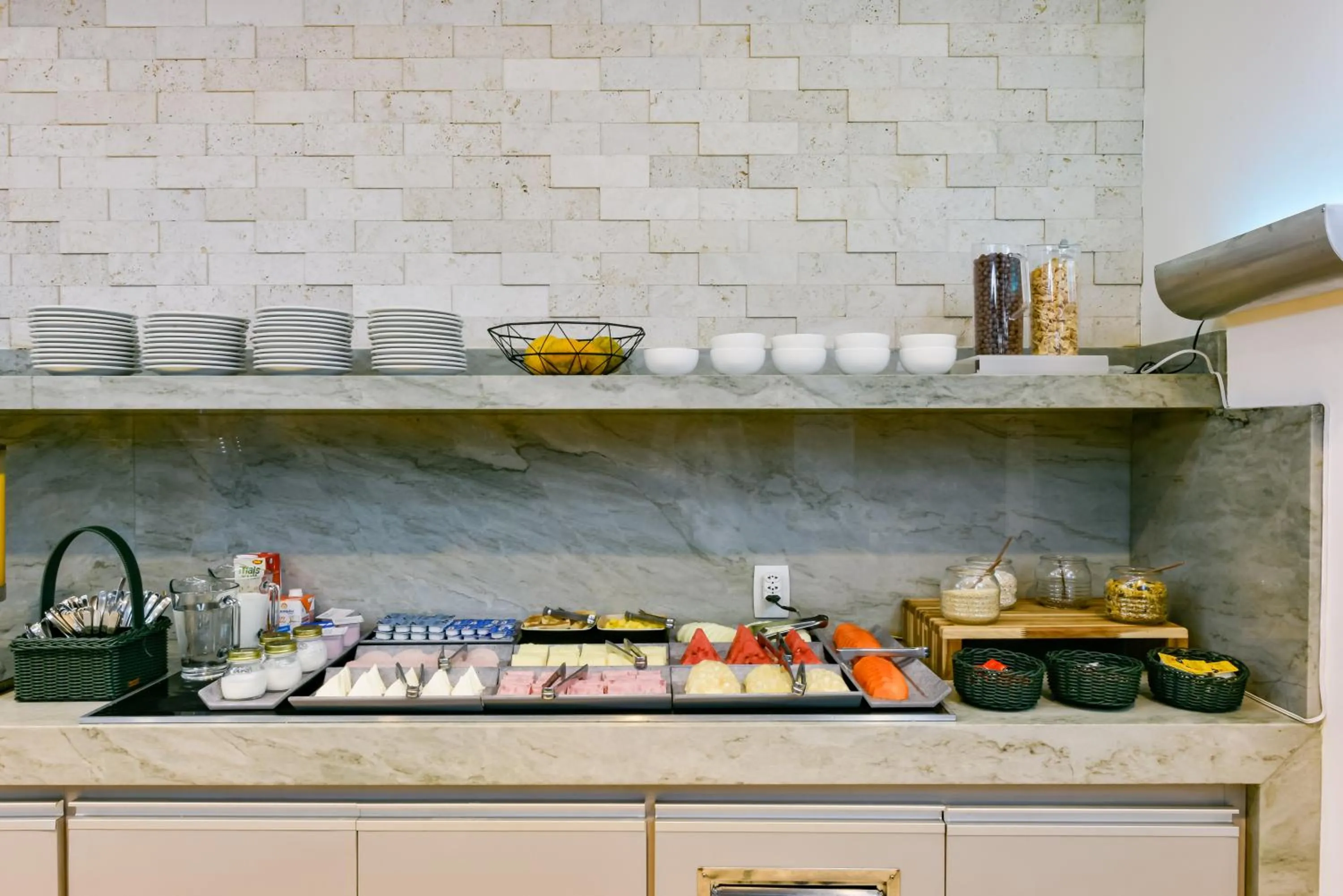 Buffet breakfast in Plaza Inn Breeze Aeroporto