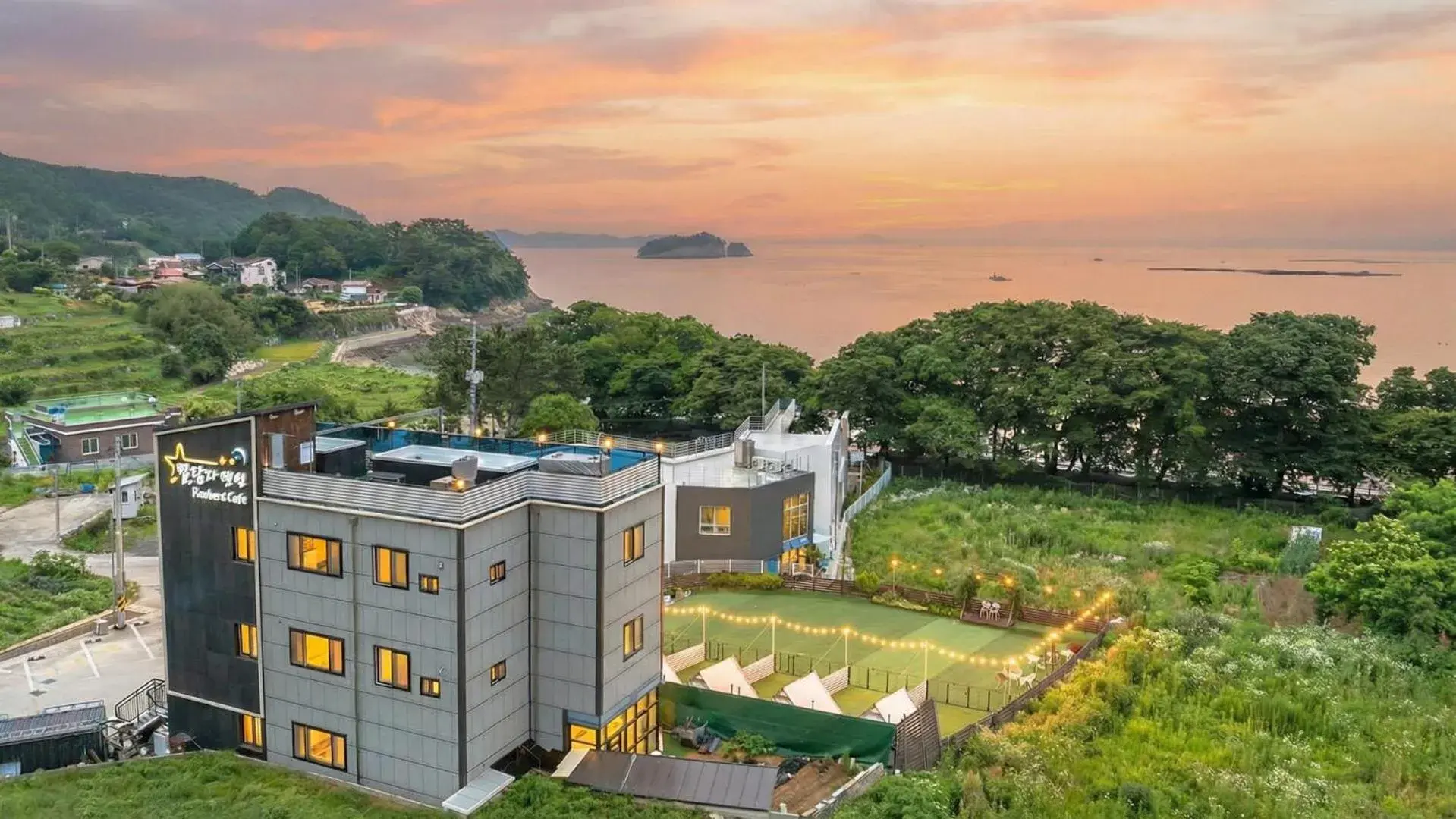 Property building in Namhae Dangdangi Dog Pension Blue Property building in Namhae Dangdangi Dog Pension Blue