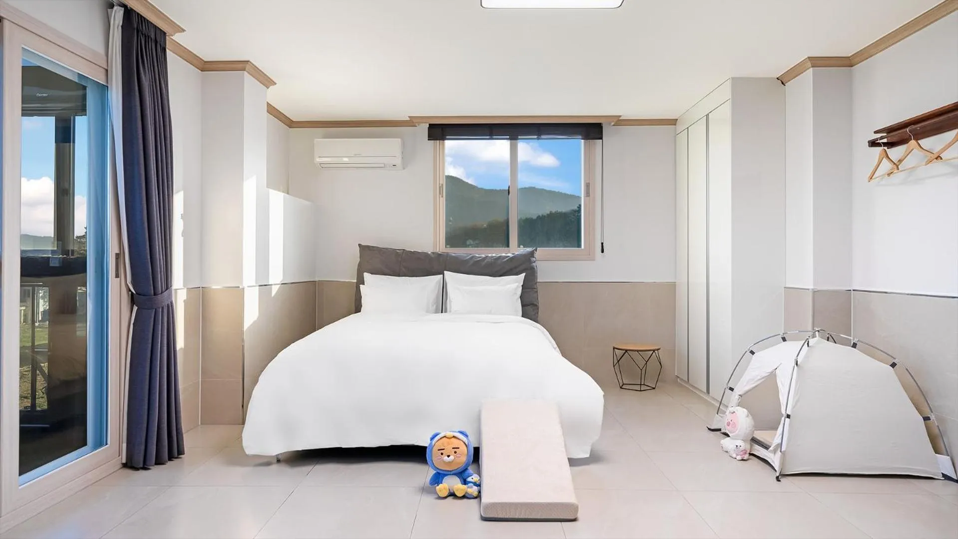 Property building, Bed in Namhae Dangdangi Dog Pension Blue