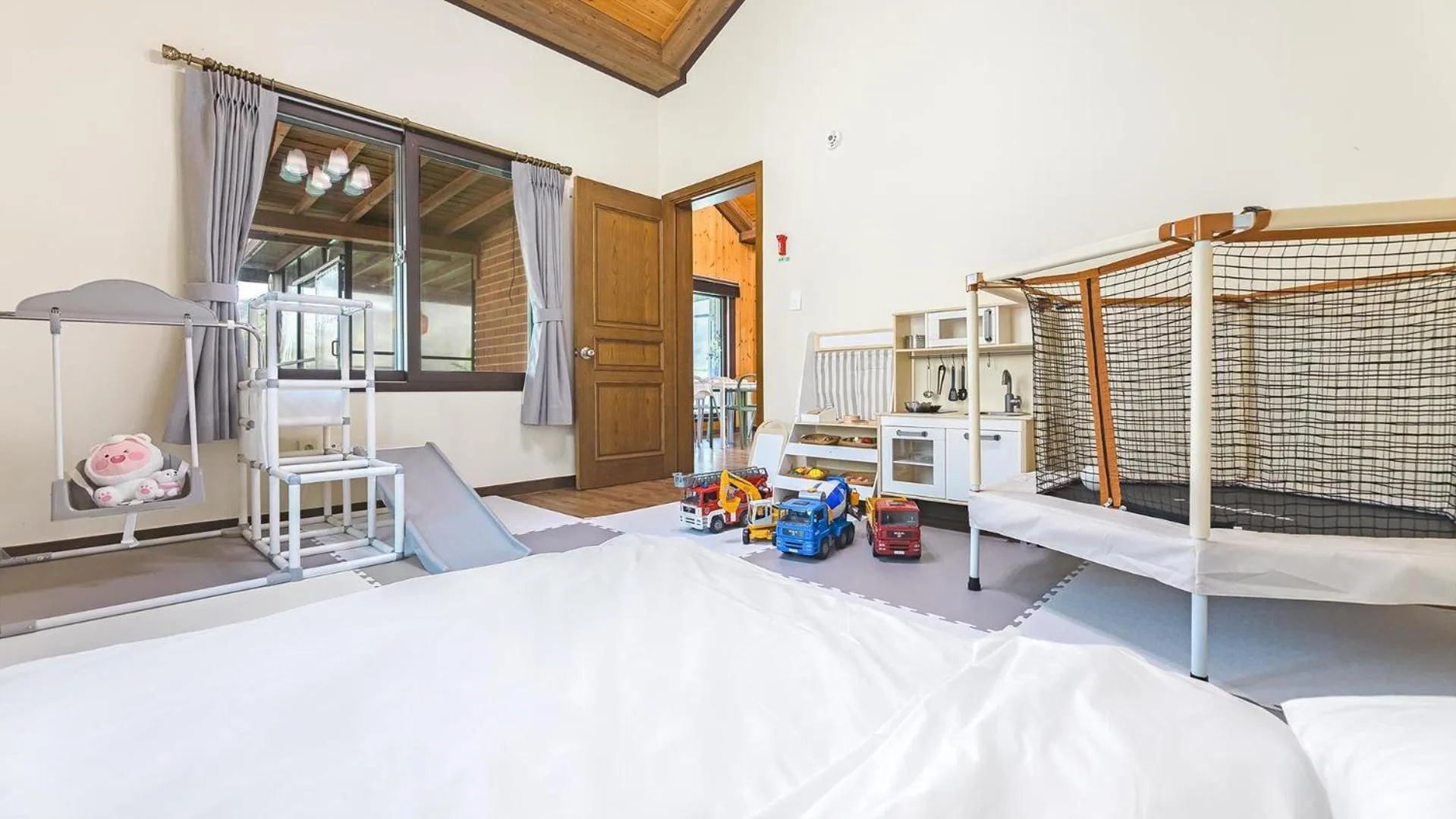 Property building, Bed in Namyangju HAIMOM Family Pension Black