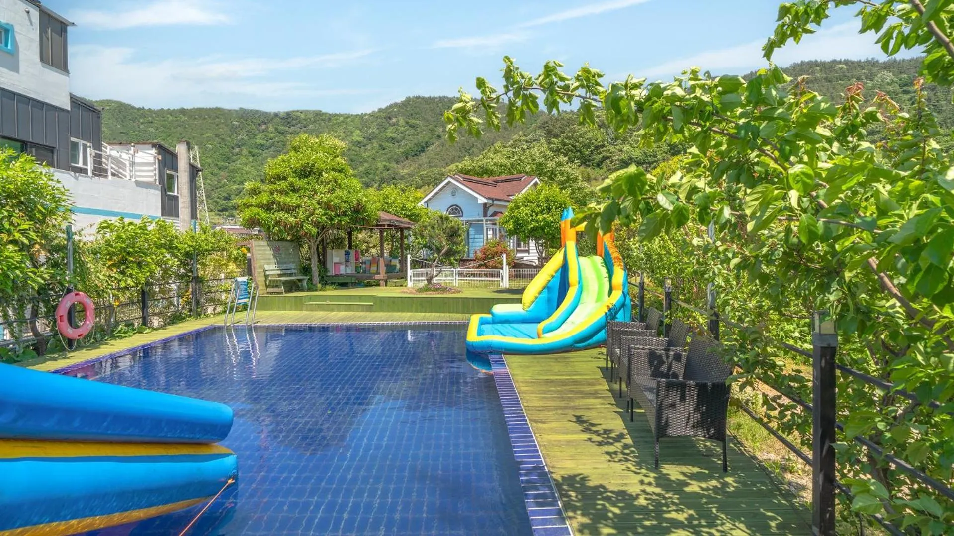 Property building in Yeosu Noeul Walk Pet Pension