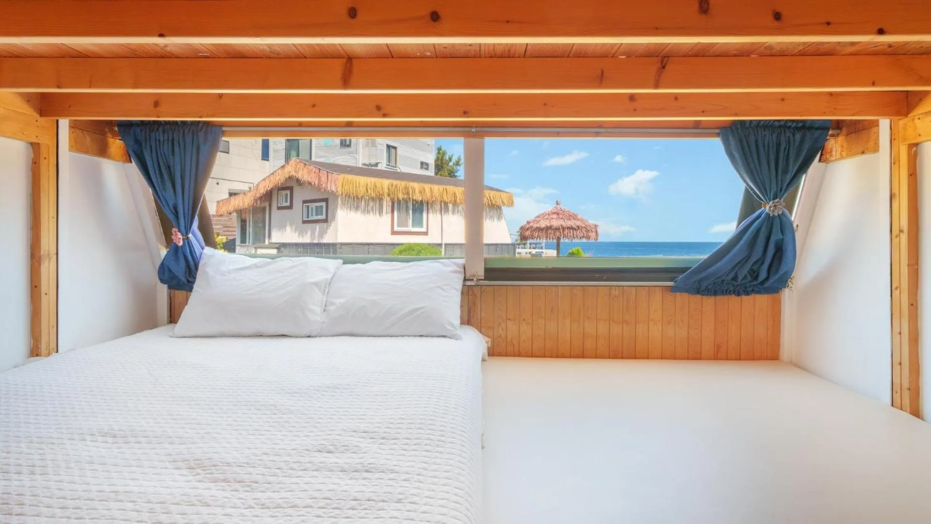 Photo of the whole room, Bed in Pohang Puleungolae Caravan