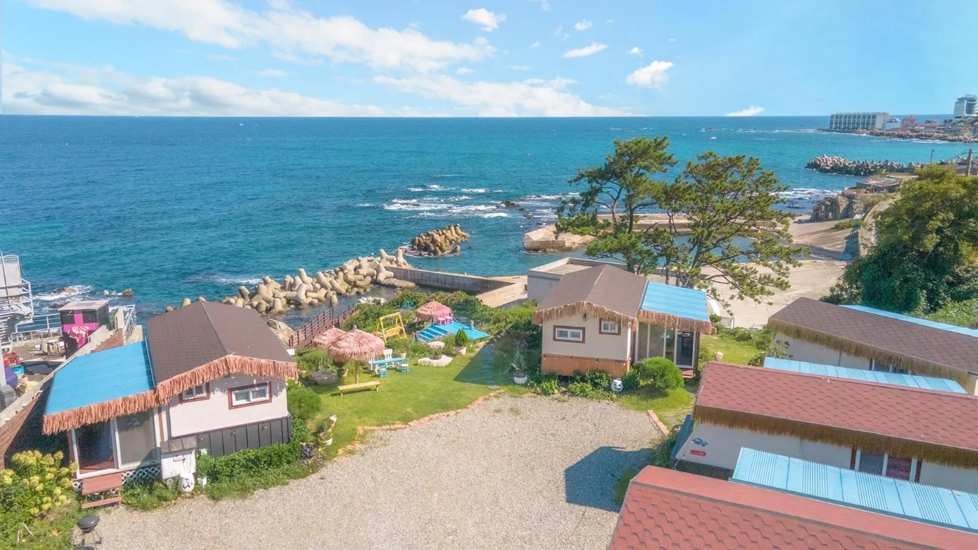 Property building in Pohang Puleungolae Caravan