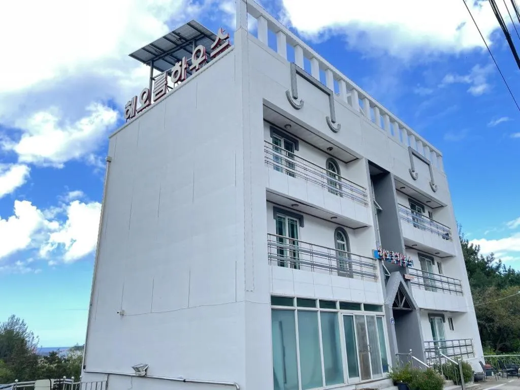 Property building in Sokcho Haeoleumhouse