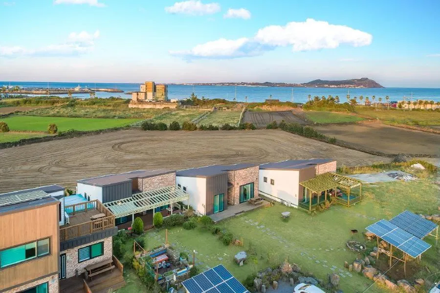 Property building in Jeju Jongdalrifeel House