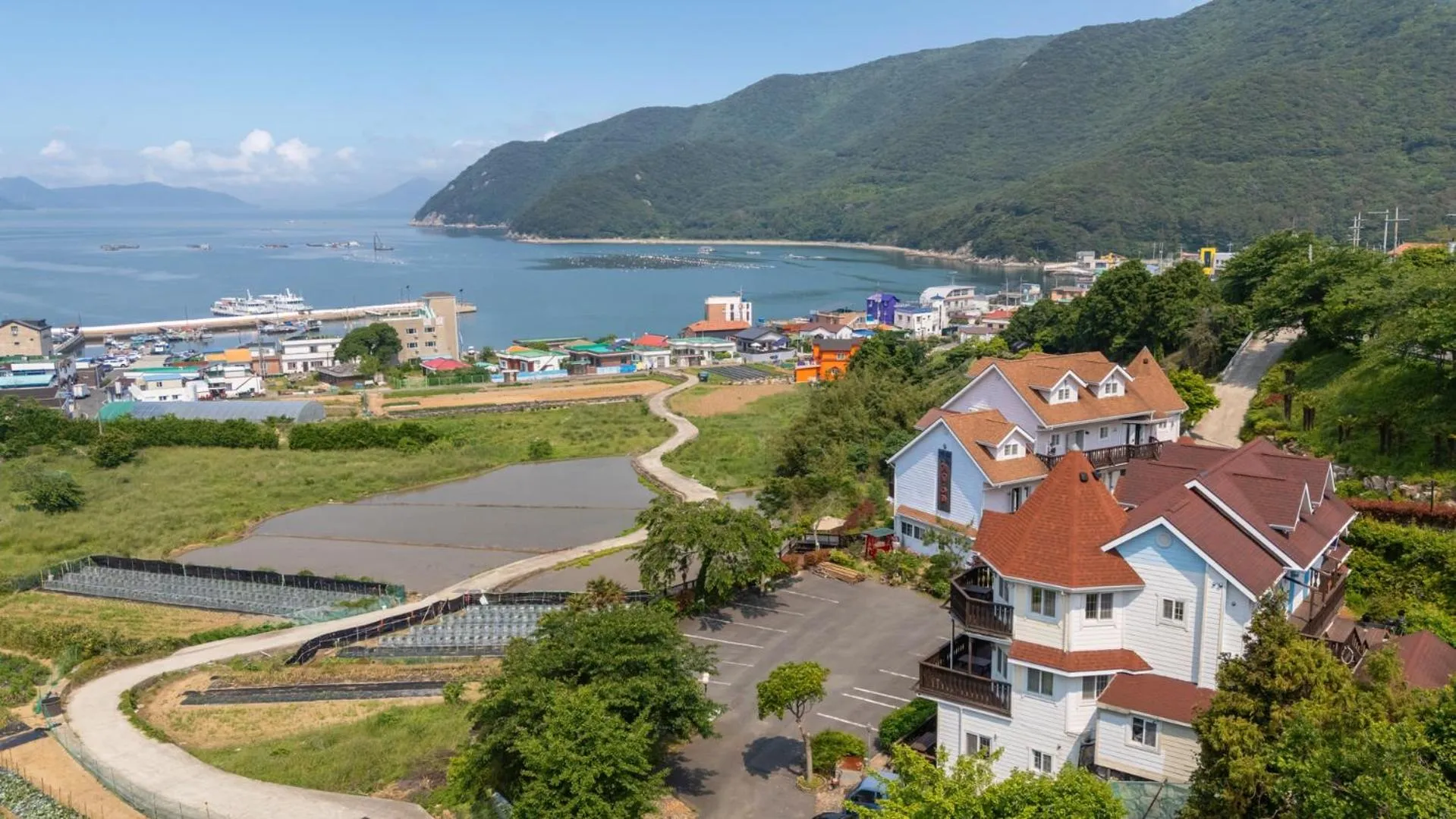 Property building in Geoje Gaonara Pension