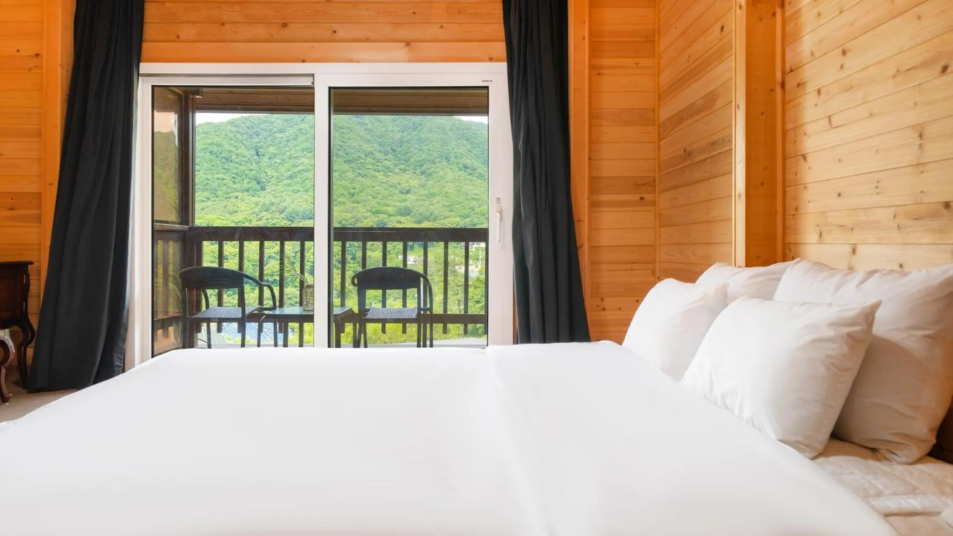 Property building, Bed in Yangpyeong Isobiyagi Spa Pension