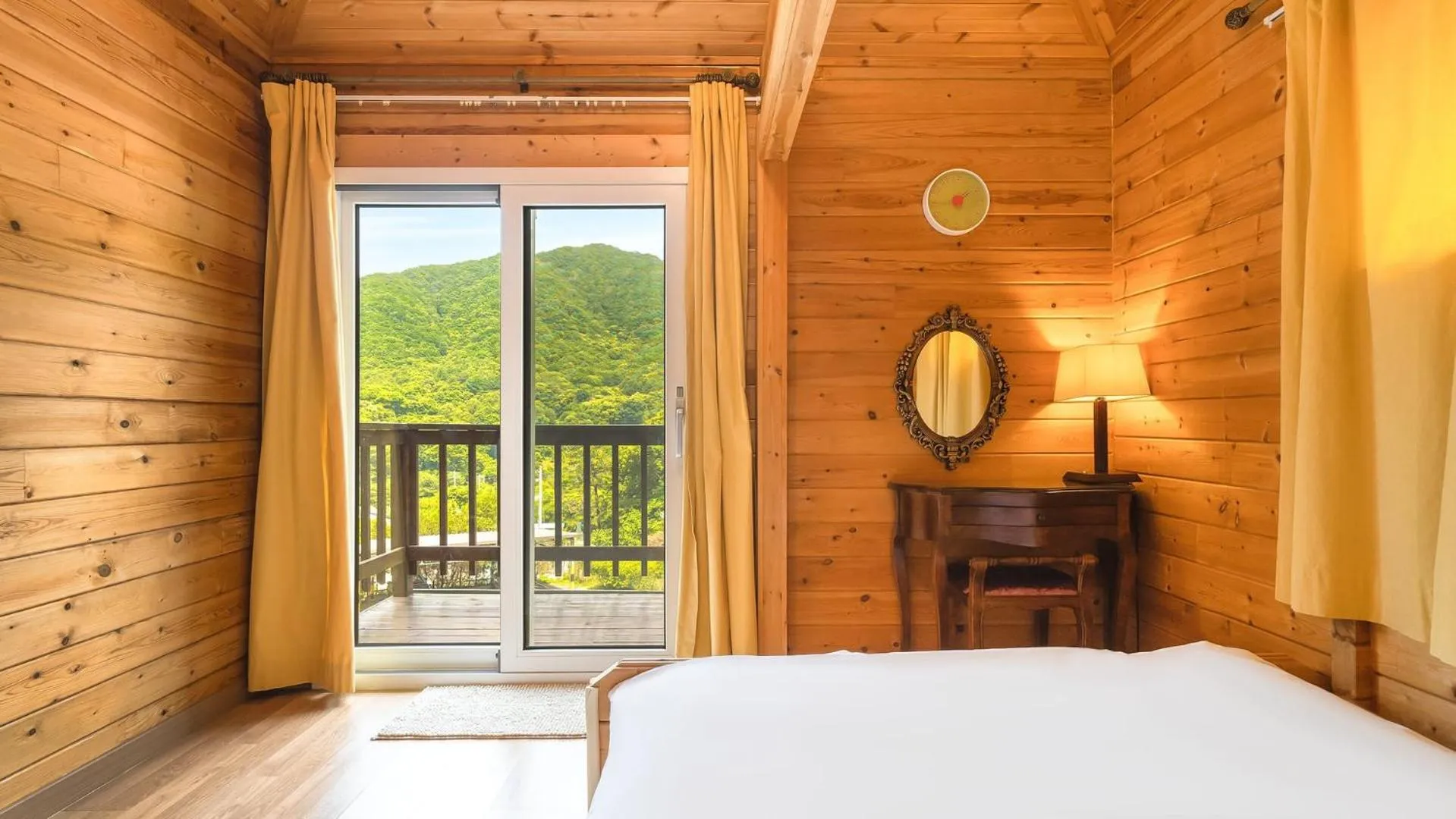 Property building, Bed in Yangpyeong Isobiyagi Spa Pension