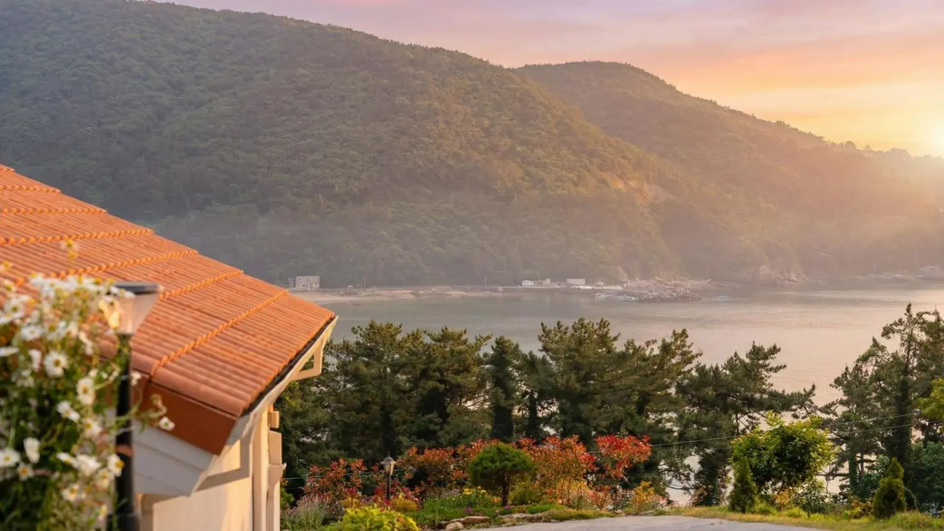 Property building in Namhae Eagless Poolvilla Pension Property building in Namhae Eagless Poolvilla Pension