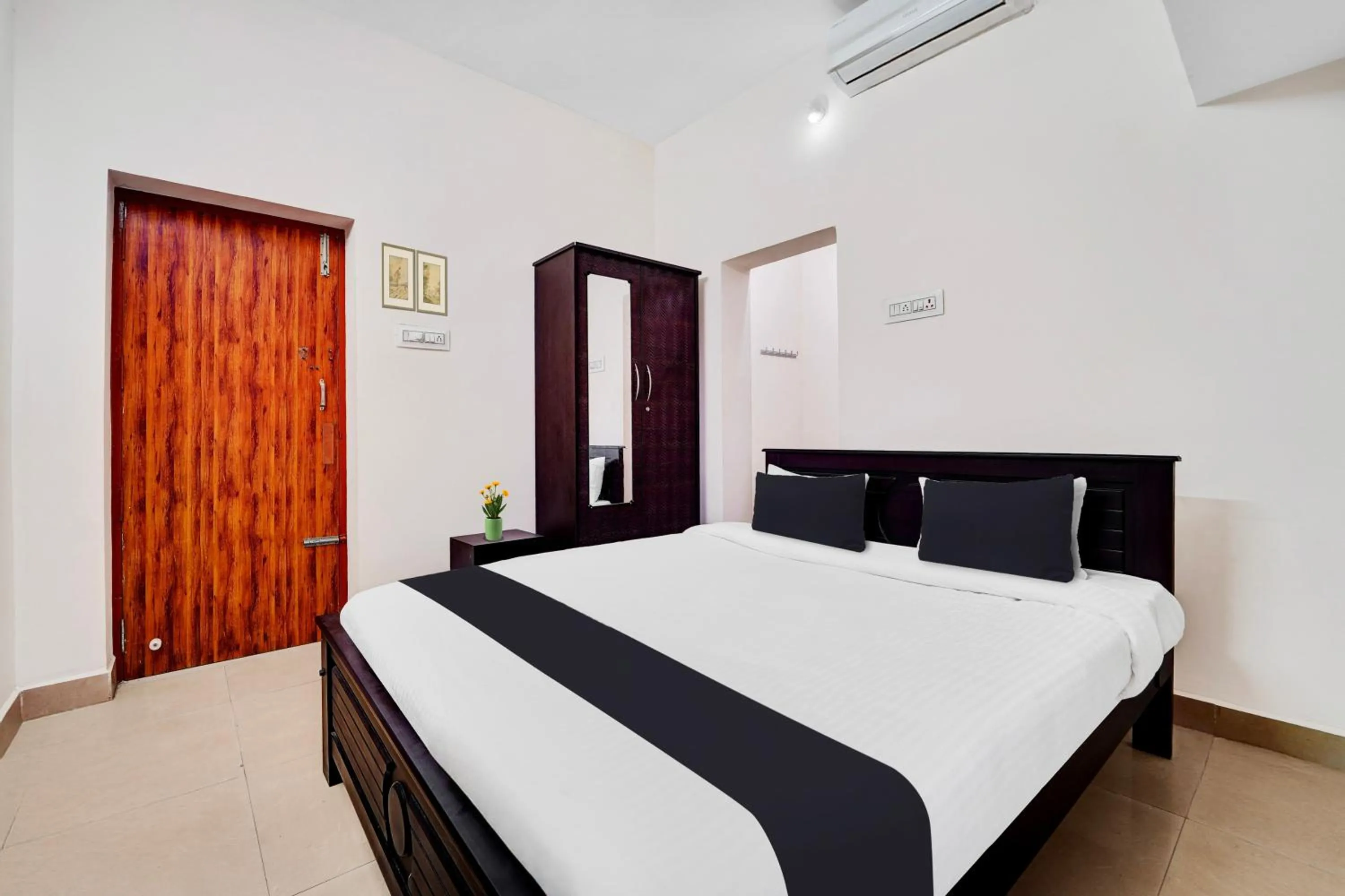 Bedroom, Bed in Super Hotel O Viswapuram