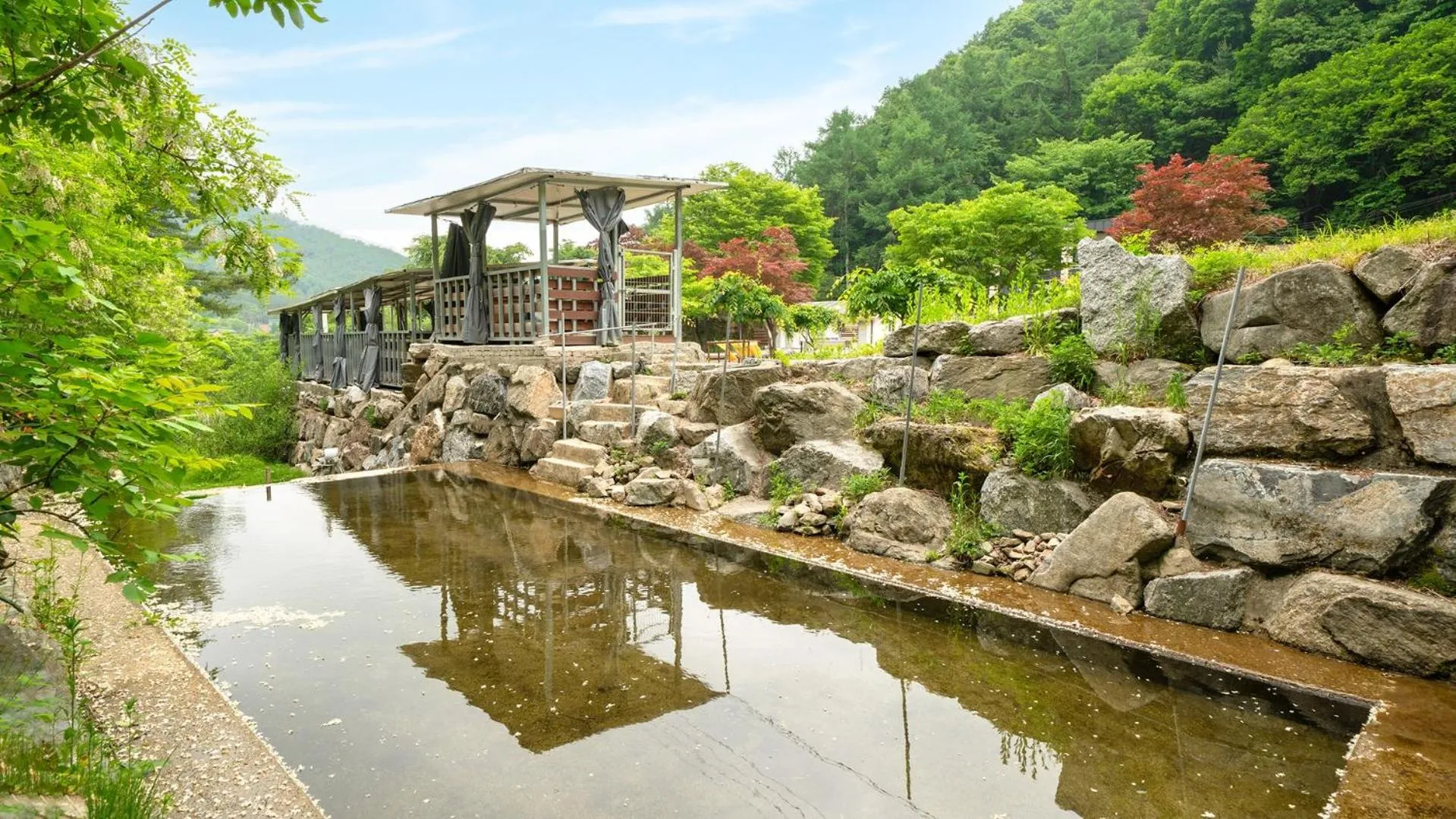 Property building in Gapyeong Yumyeongsan Gomone pet Camping