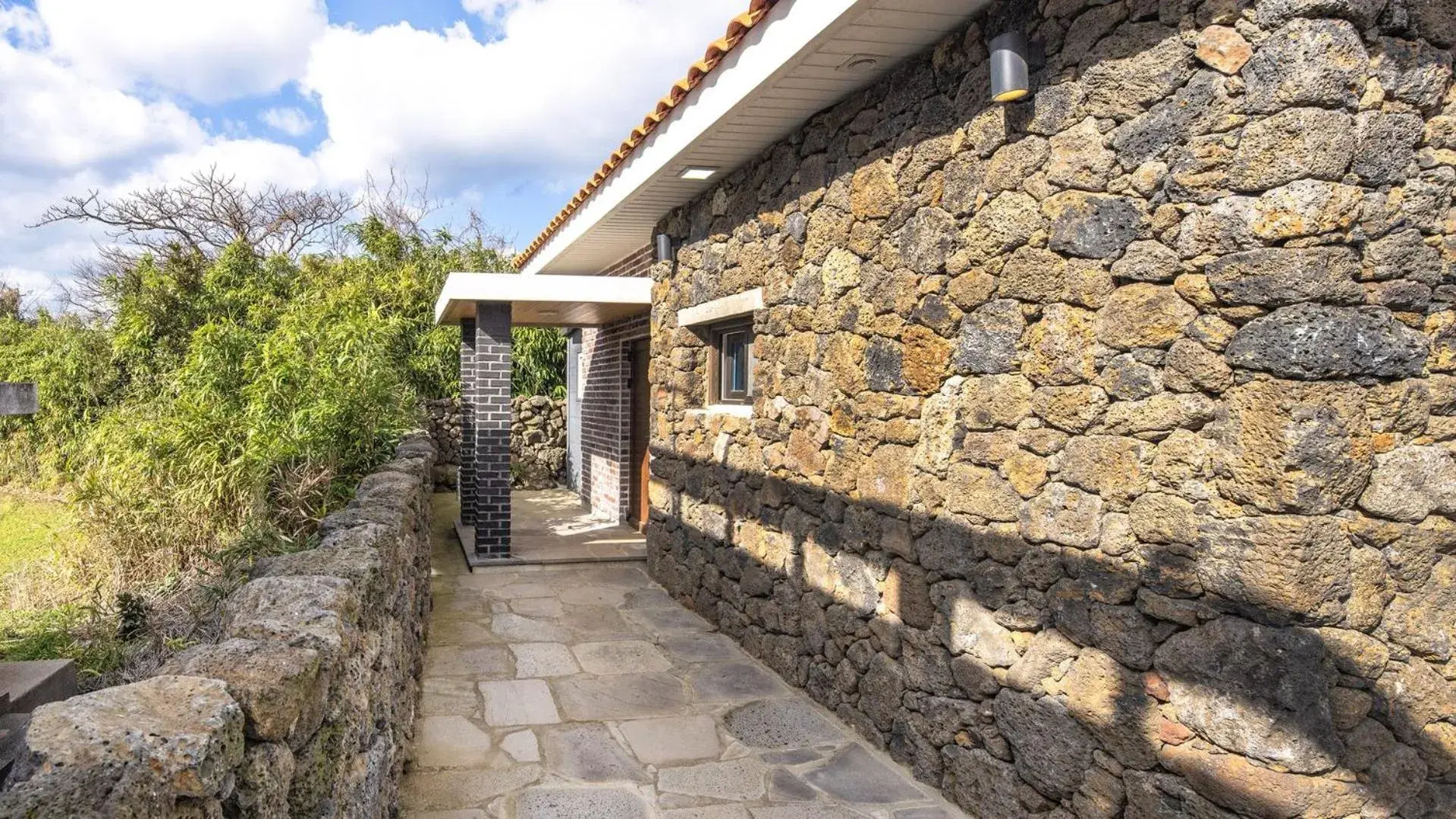 Property building in Jeju Stay Rowoon Dockchae Pension Property building in Jeju Stay Rowoon Dockchae Pension