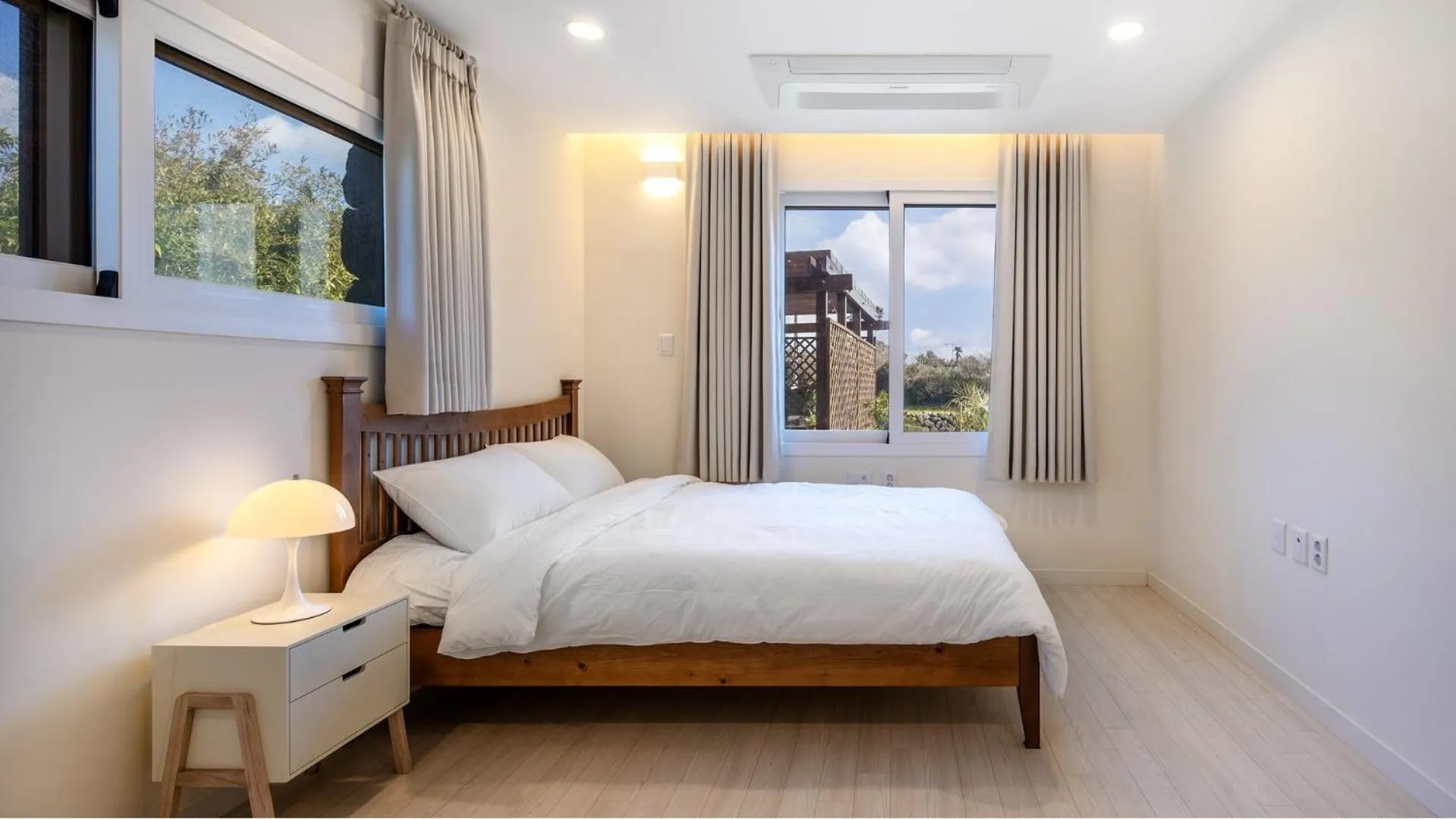 Property building, Bed in Jeju Stay Rowoon Dockchae Pension