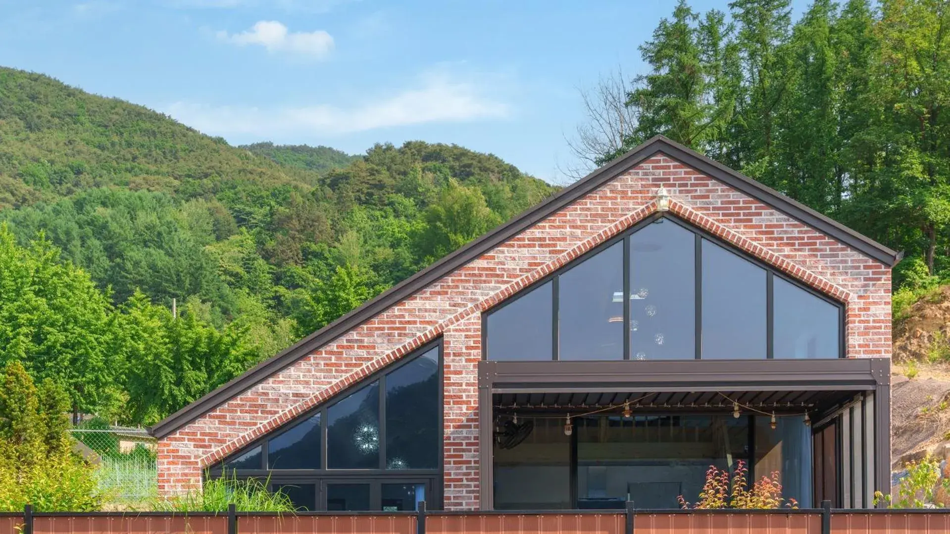 Property building in Danyang Dandelion Pool Villa Property building in Danyang Dandelion Pool Villa