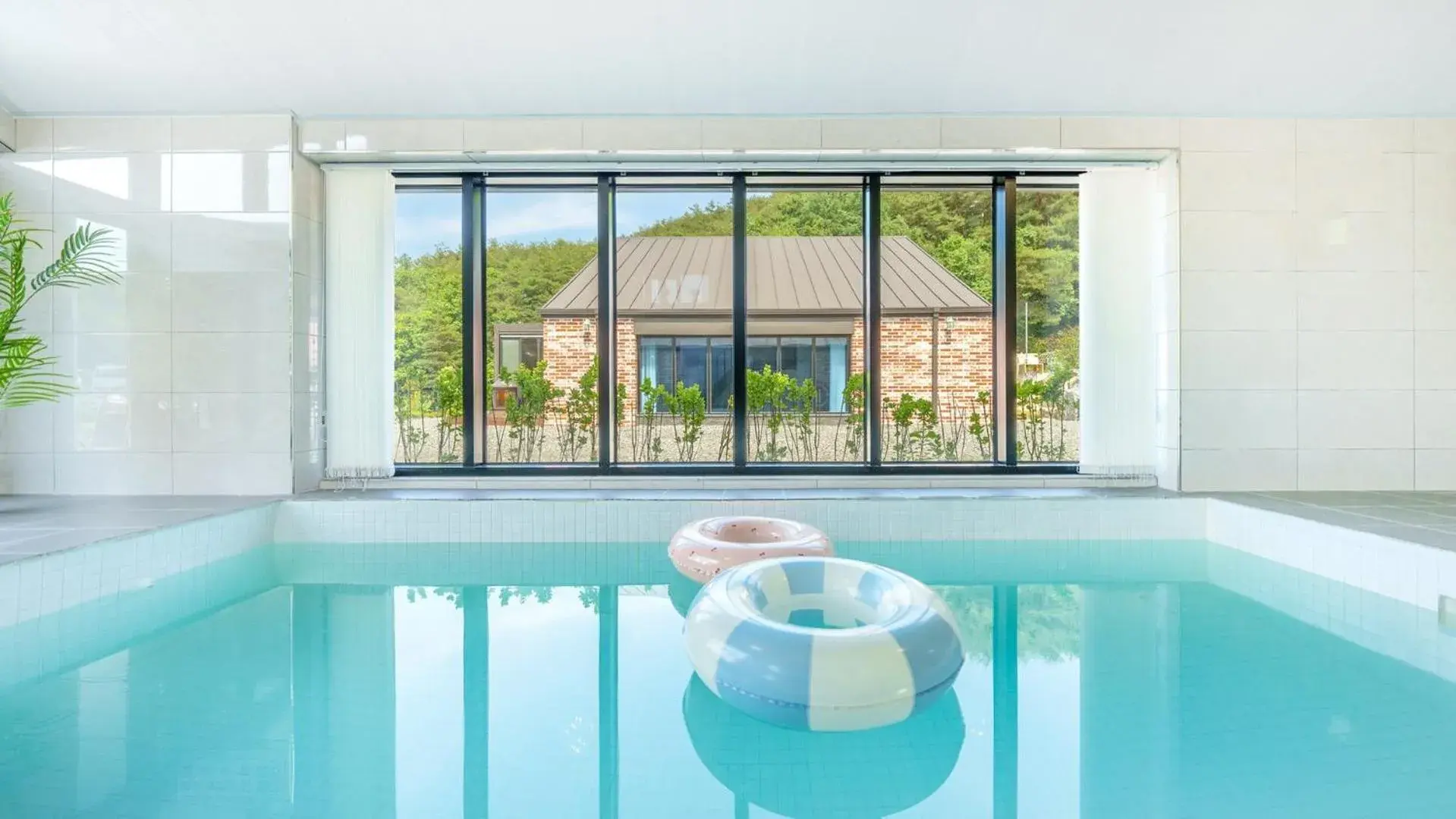 Property building in Danyang Dandelion Pool Villa Property building in Danyang Dandelion Pool Villa