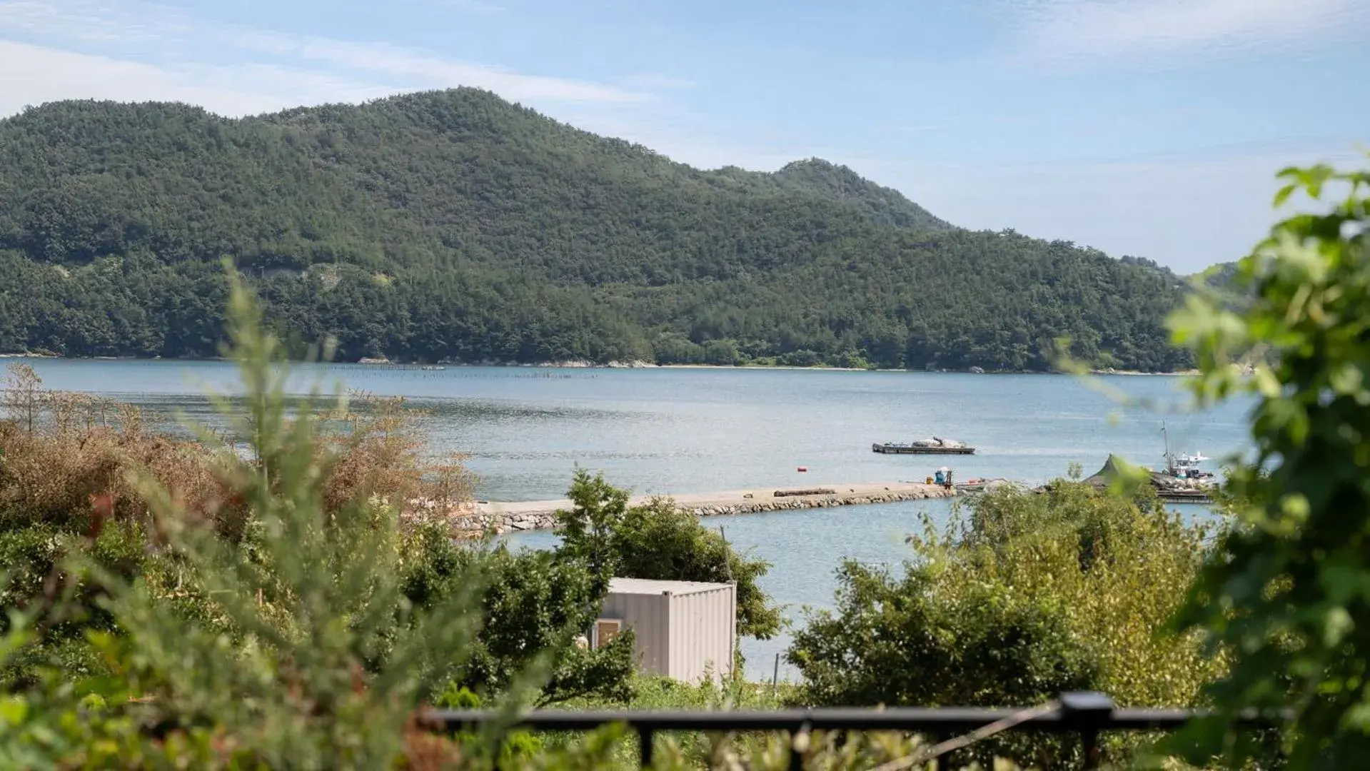 Property building in Namhae Seven house Property building in Namhae Seven house