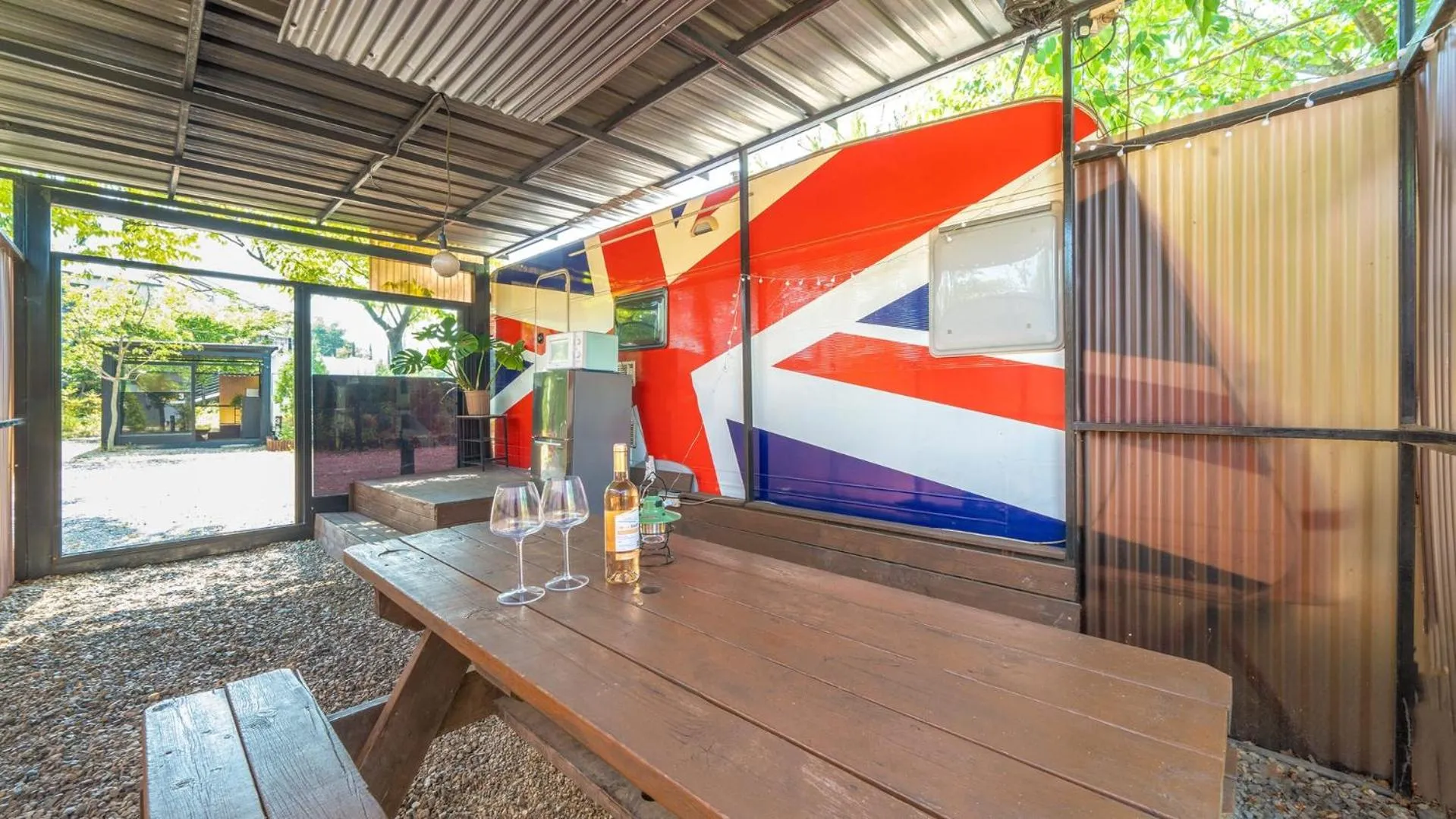 Photo of the whole room in gyeongju yongcheonsu caravan