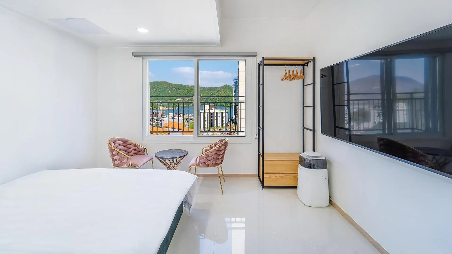 Property building, Bed in Gangneung Cresostay pension