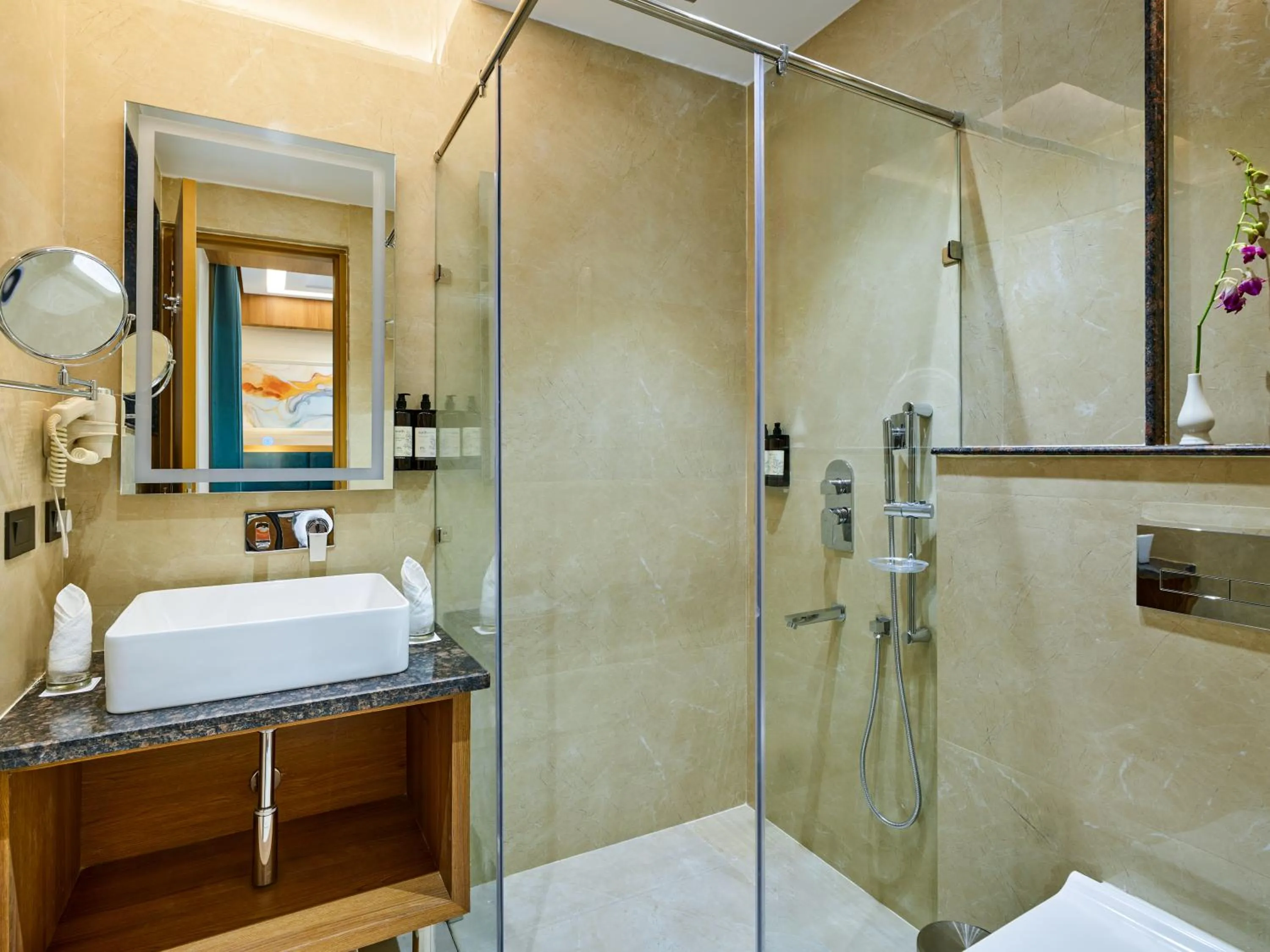 Bathroom in Regenta Place Dalhousie Just 500 Meters Walkable from Mall Road