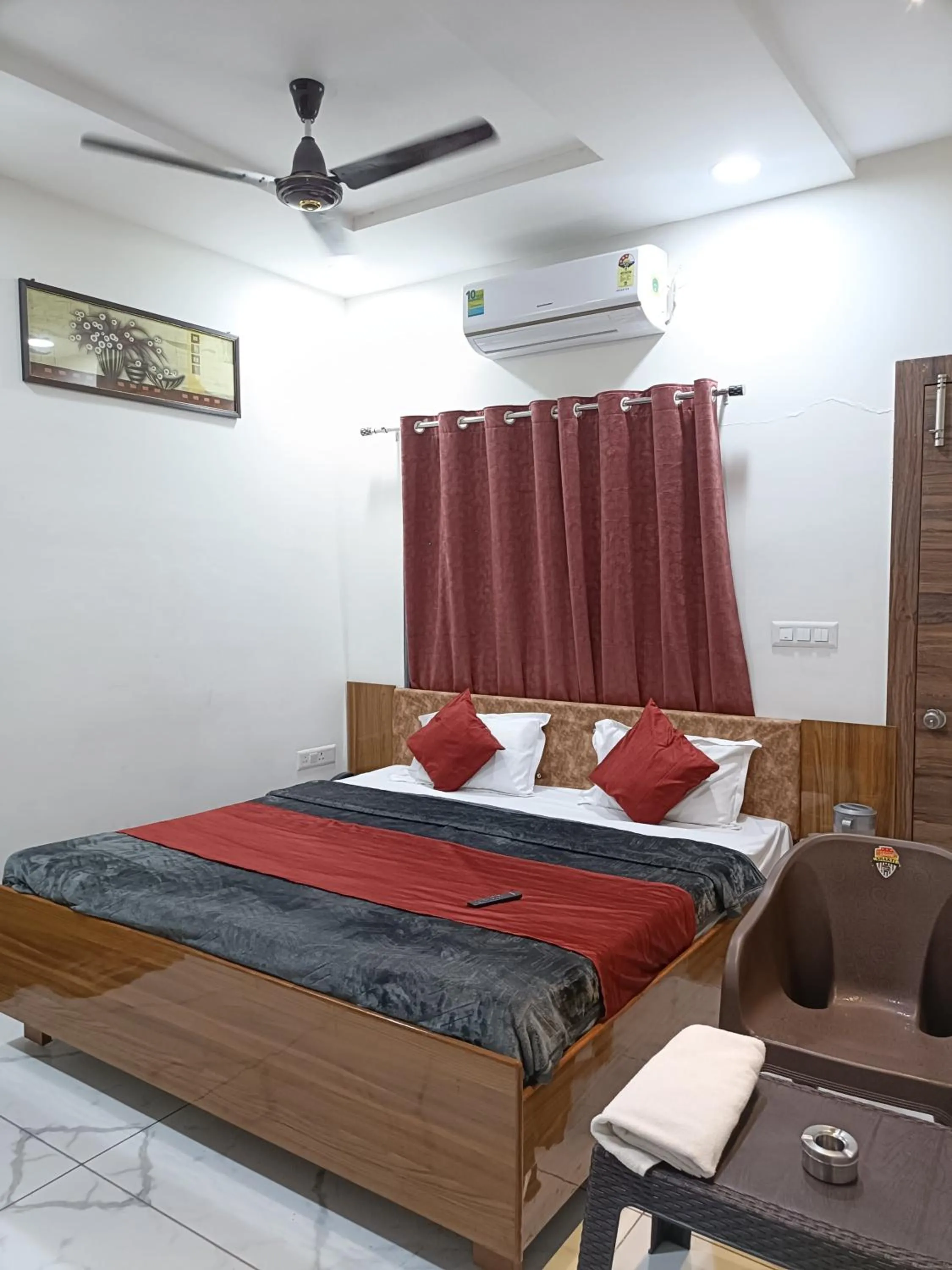 Bedroom, Bed in Hotel shri salasar
