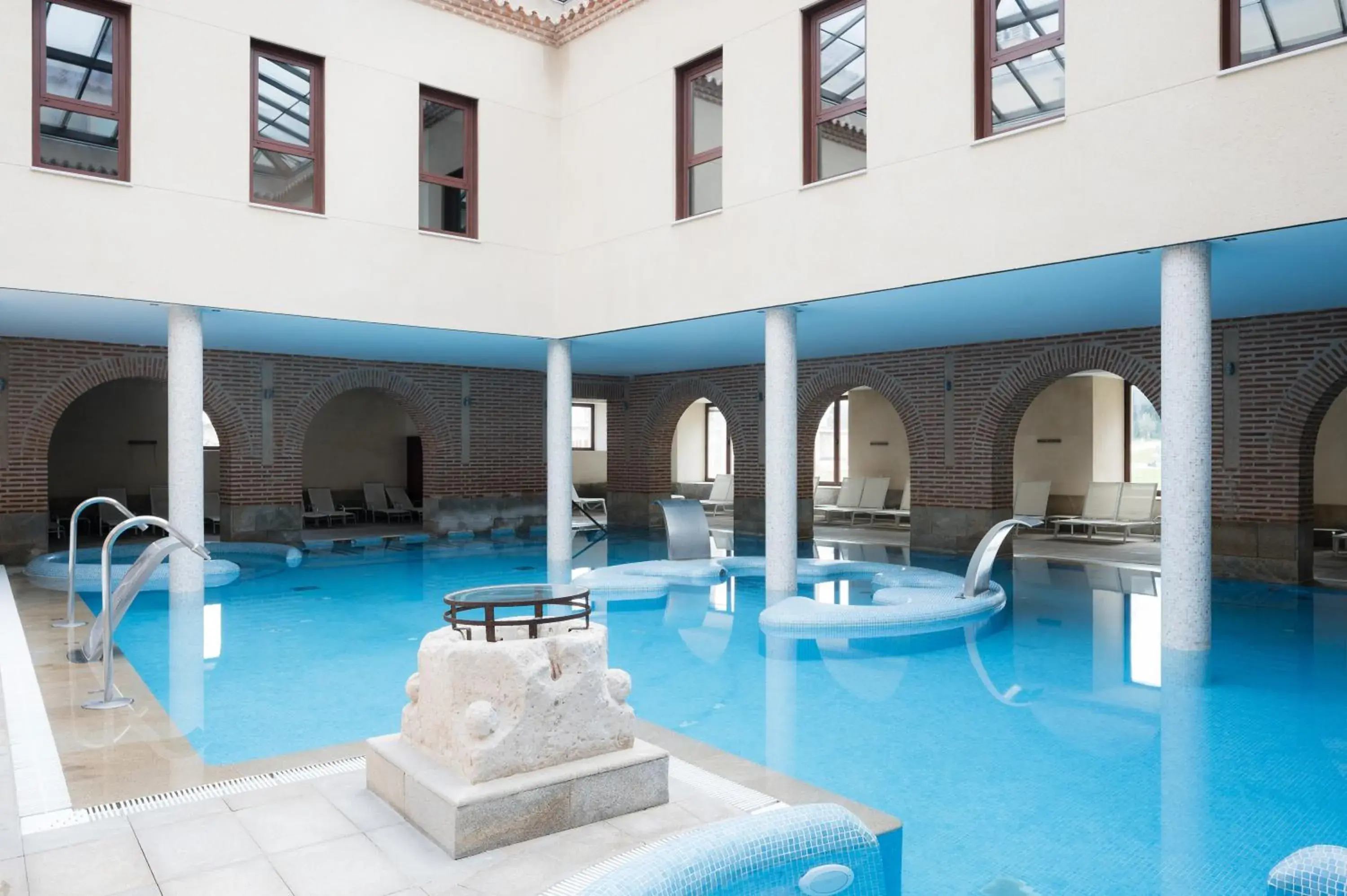 Swimming pool in Castilla Termal Olmedo Swimming pool in Castilla Termal Olmedo