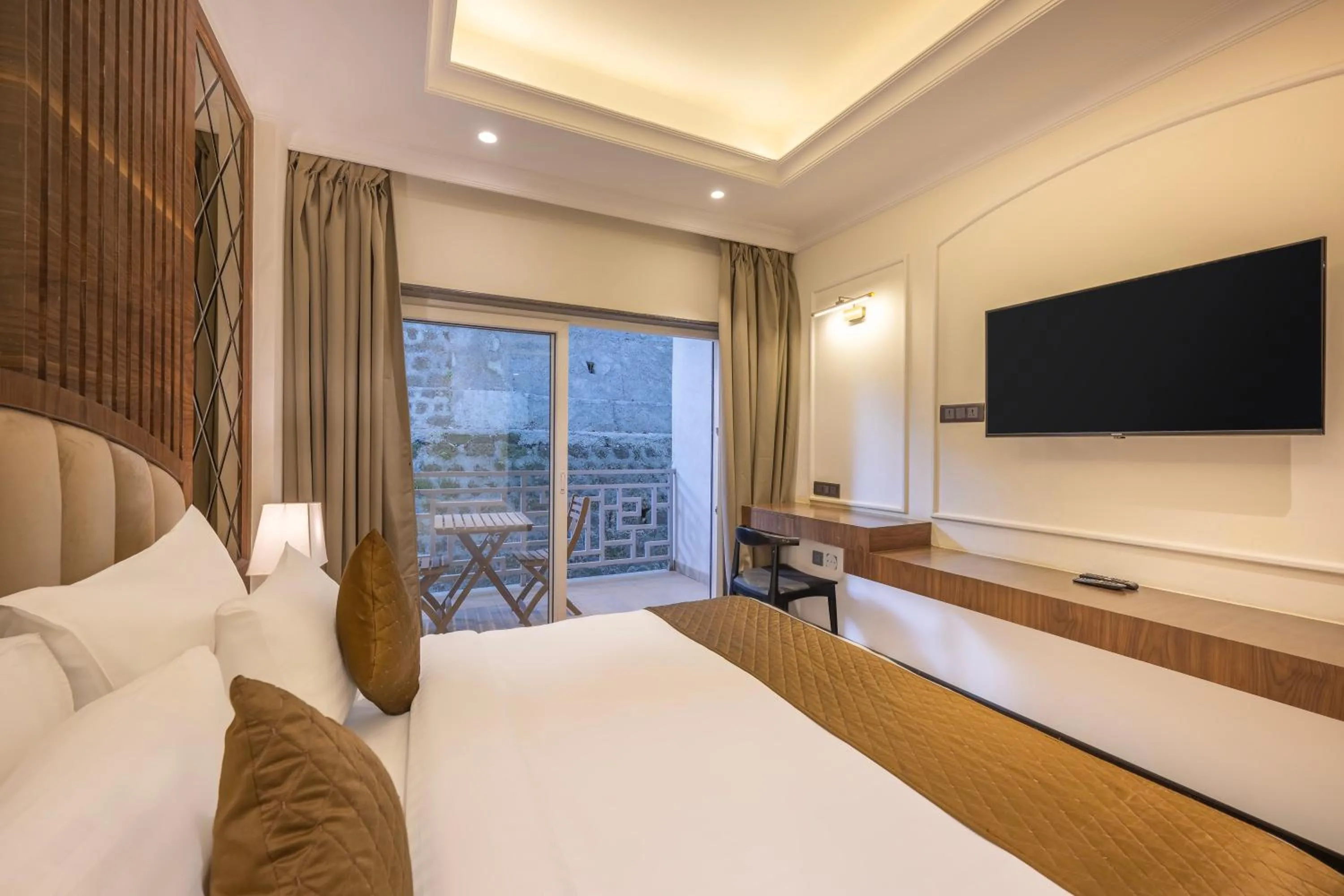 TV and multimedia, Bed in Echor Baris Resort Mussoorie