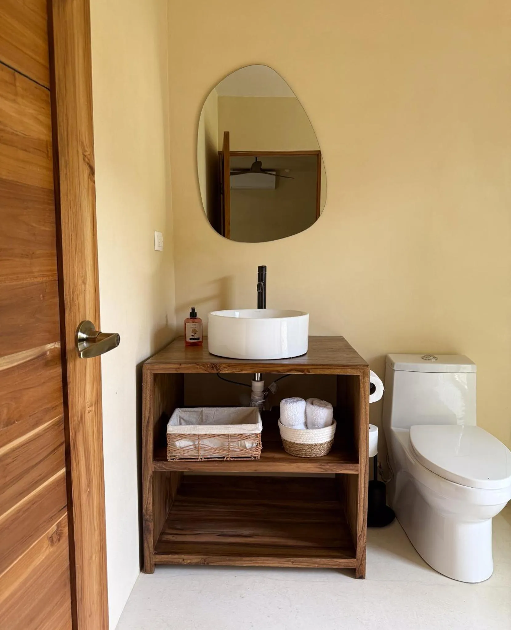 Toilet in La Bonita Lodge