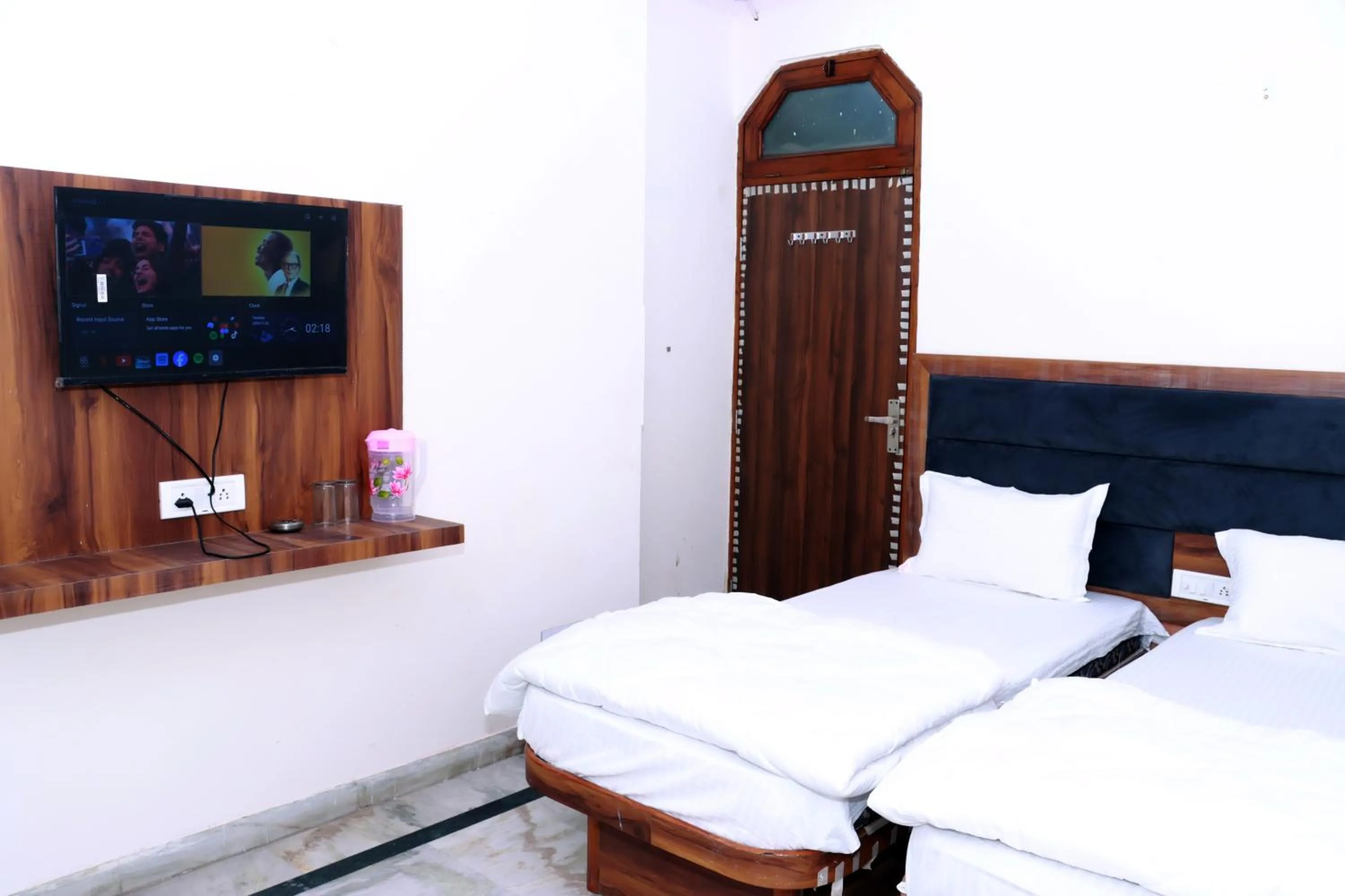 Communal lounge/ TV room, Bed in Hotel Gush At New Delhi Railway Station