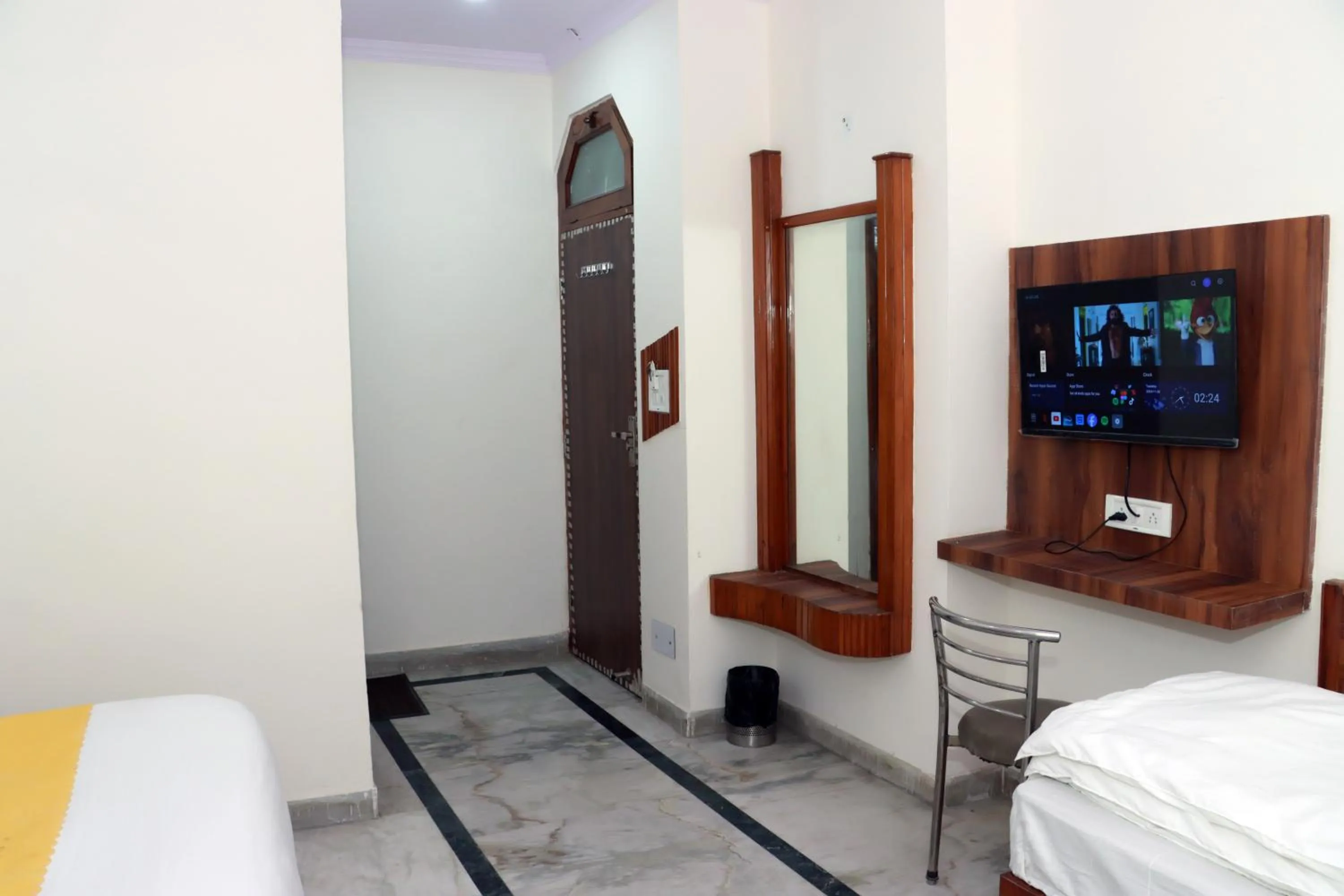 Communal lounge/ TV room, Bed in Hotel Gush At New Delhi Railway Station