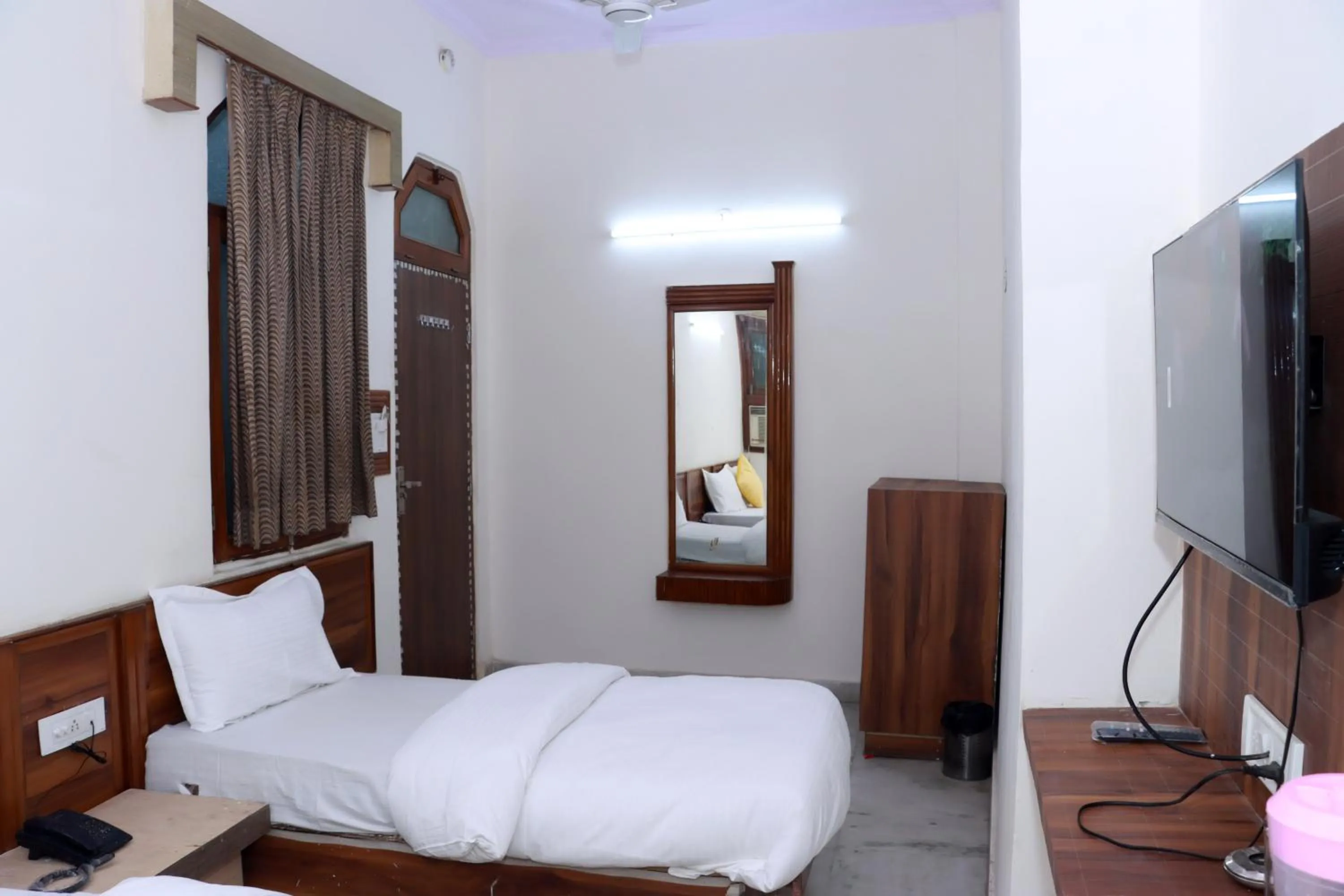 Communal lounge/ TV room, Bed in Hotel Gush At New Delhi Railway Station