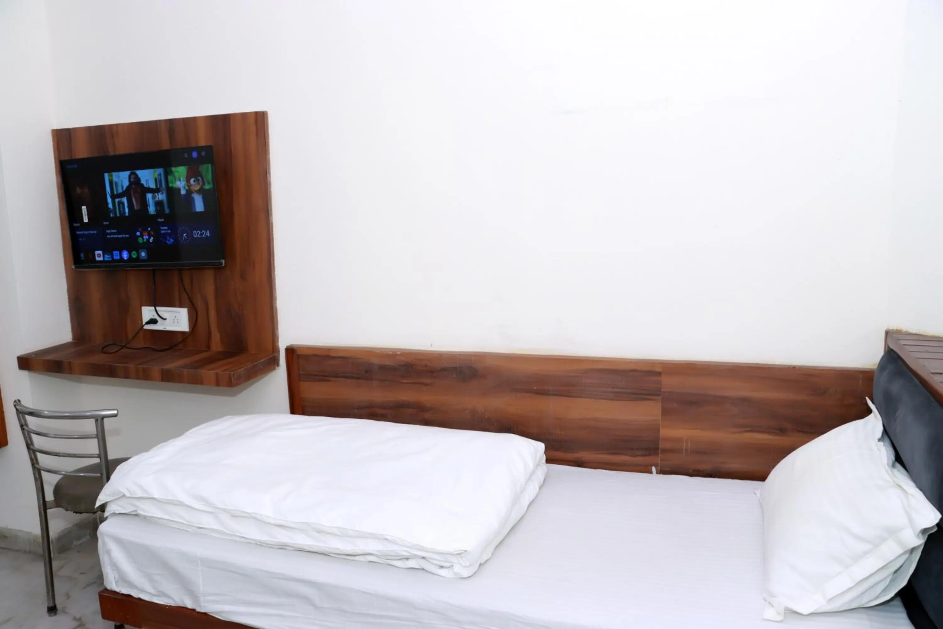 Communal lounge/ TV room, Bed in Hotel Gush At New Delhi Railway Station