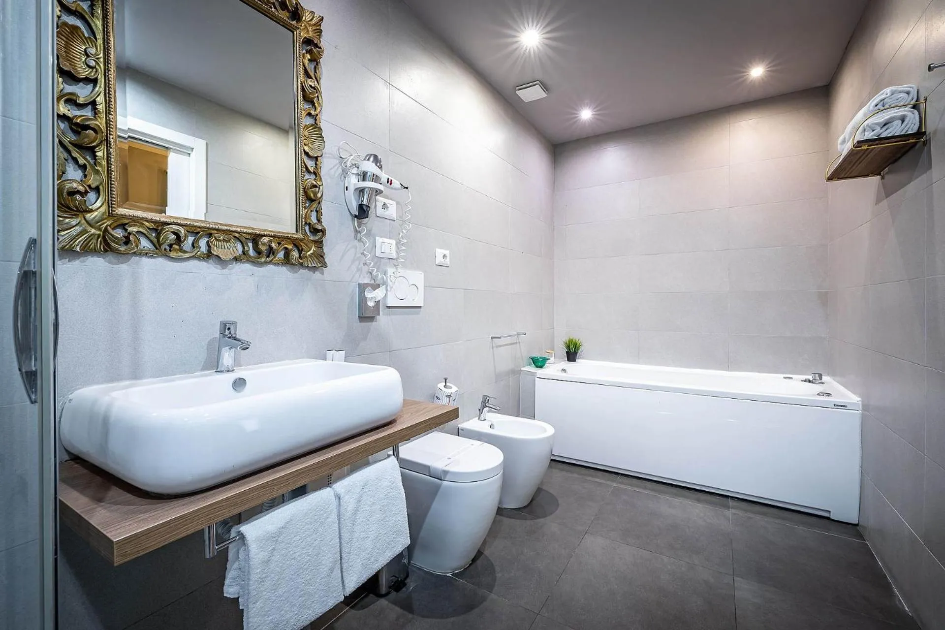 Bathroom in Antico Centro Suite