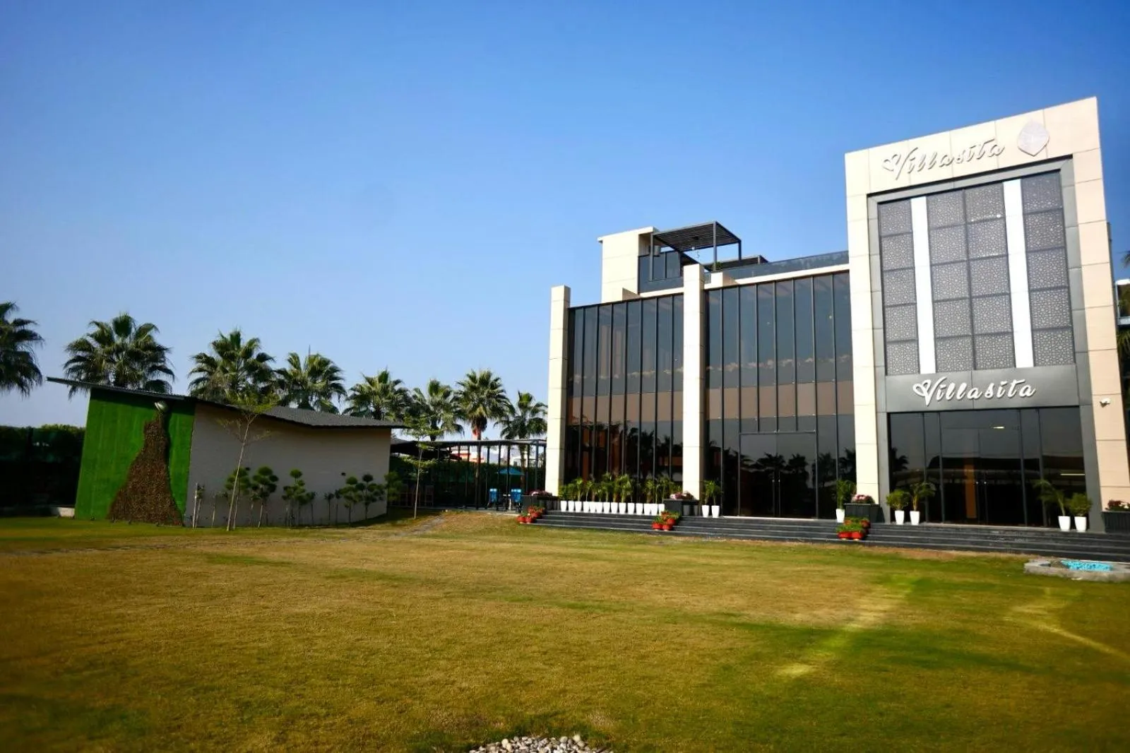 Facade/entrance in Villasita Resort