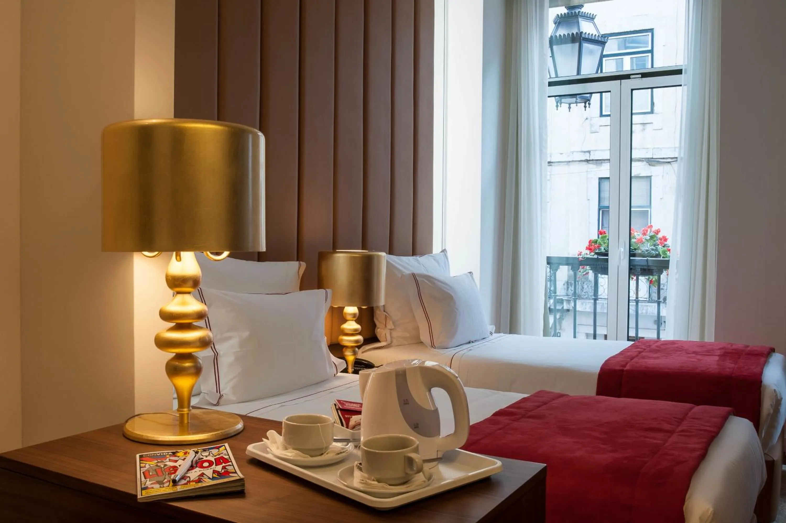 Coffee/tea facilities, Bed in The 7 Hotel, Suites, Studios & Apartments