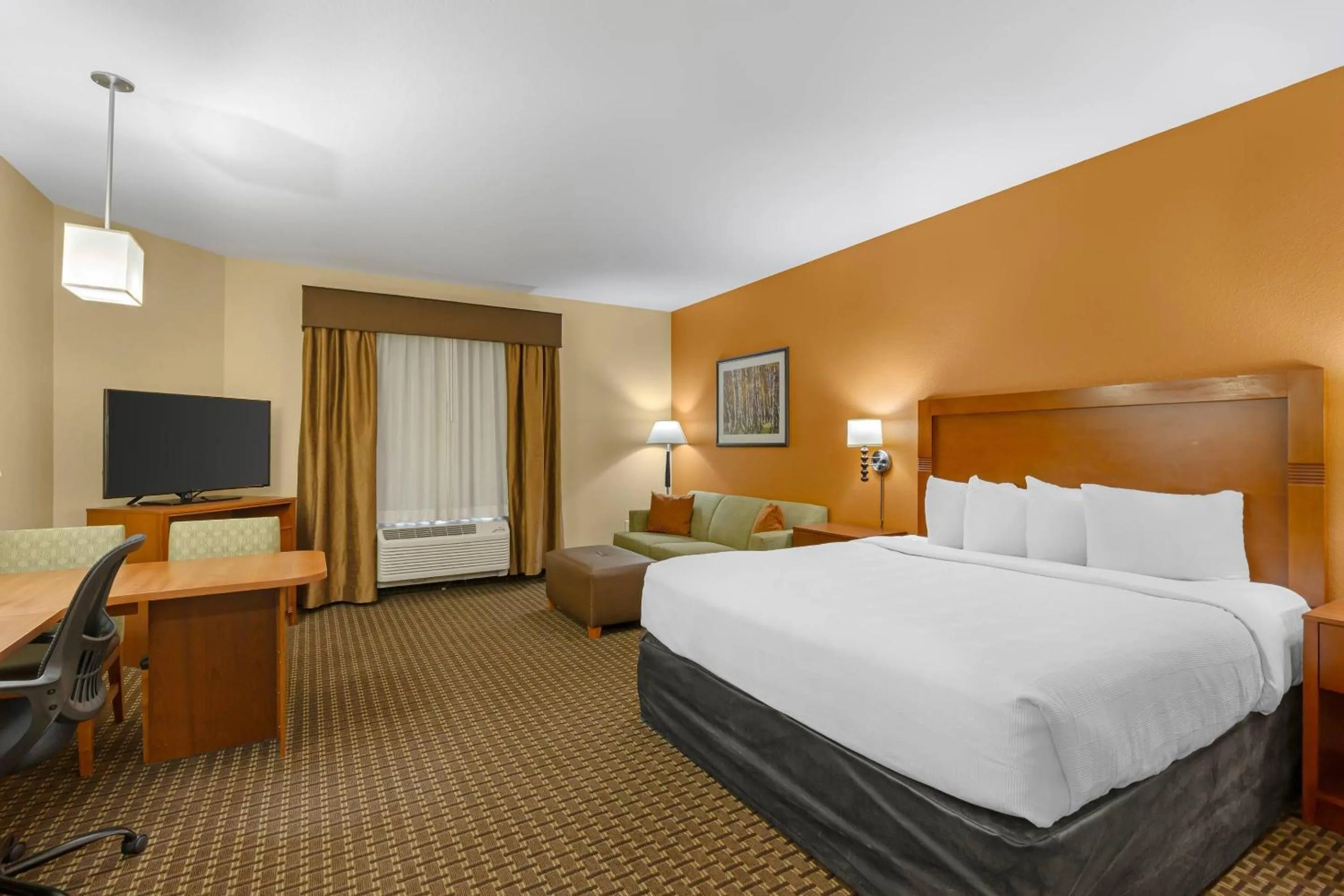 Bedroom, Bed in MainStay Suites Tioga