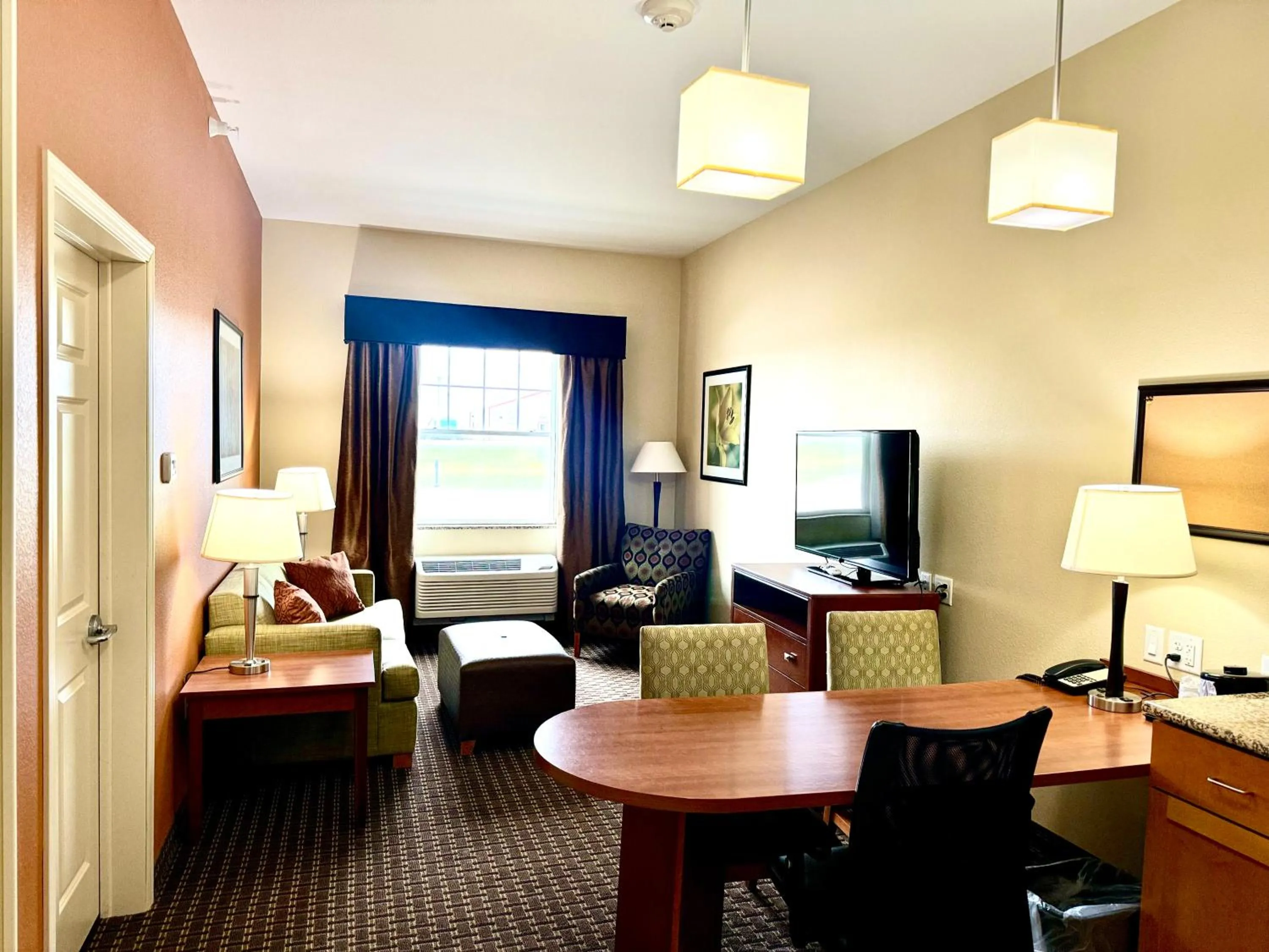 Bed in MainStay Suites Tioga