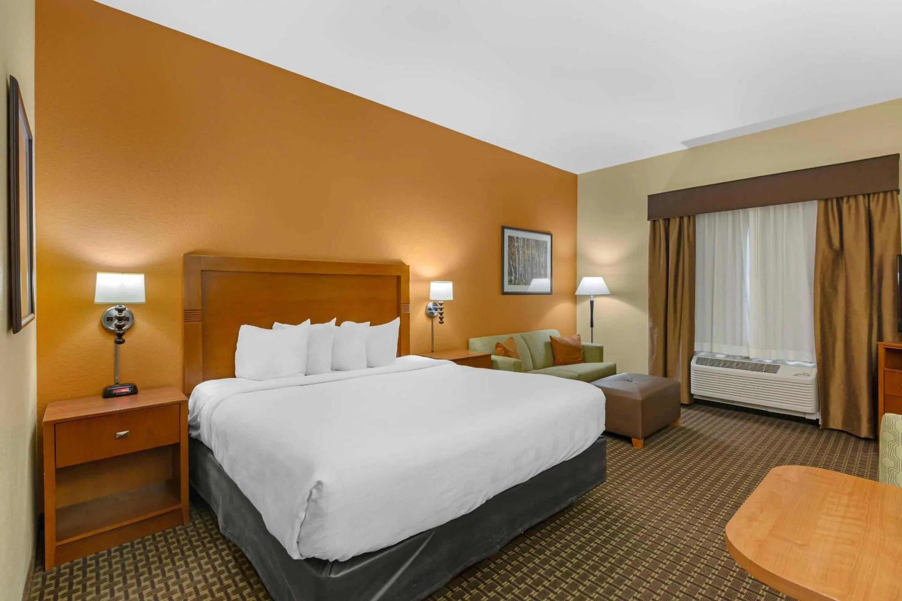 Bedroom, Bed in MainStay Suites Tioga