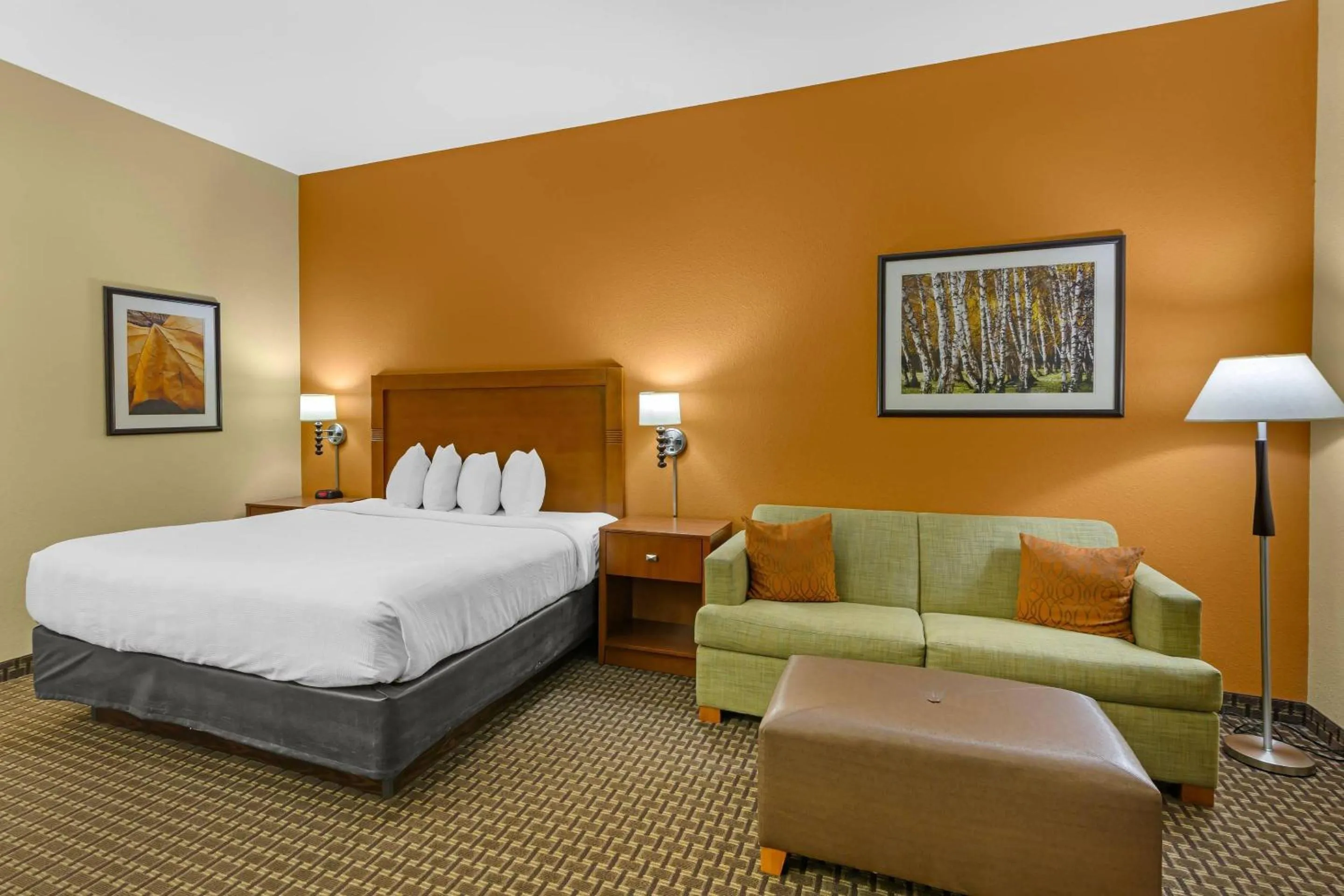 Bedroom, Bed in MainStay Suites Tioga