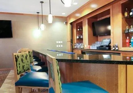 Lounge or bar in MainStay Suites Tioga