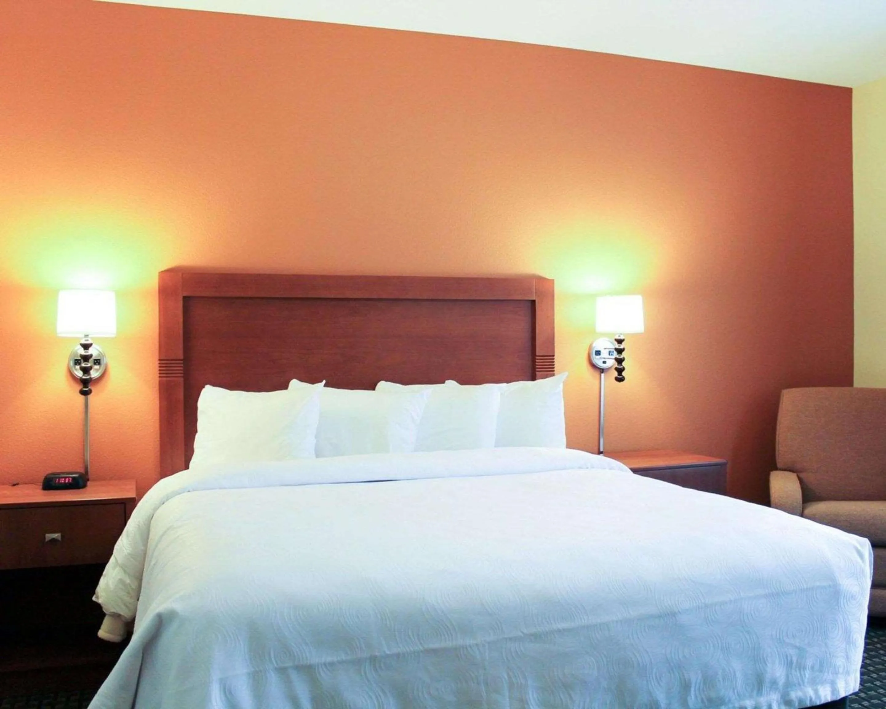 Bedroom, Bed in MainStay Suites Tioga