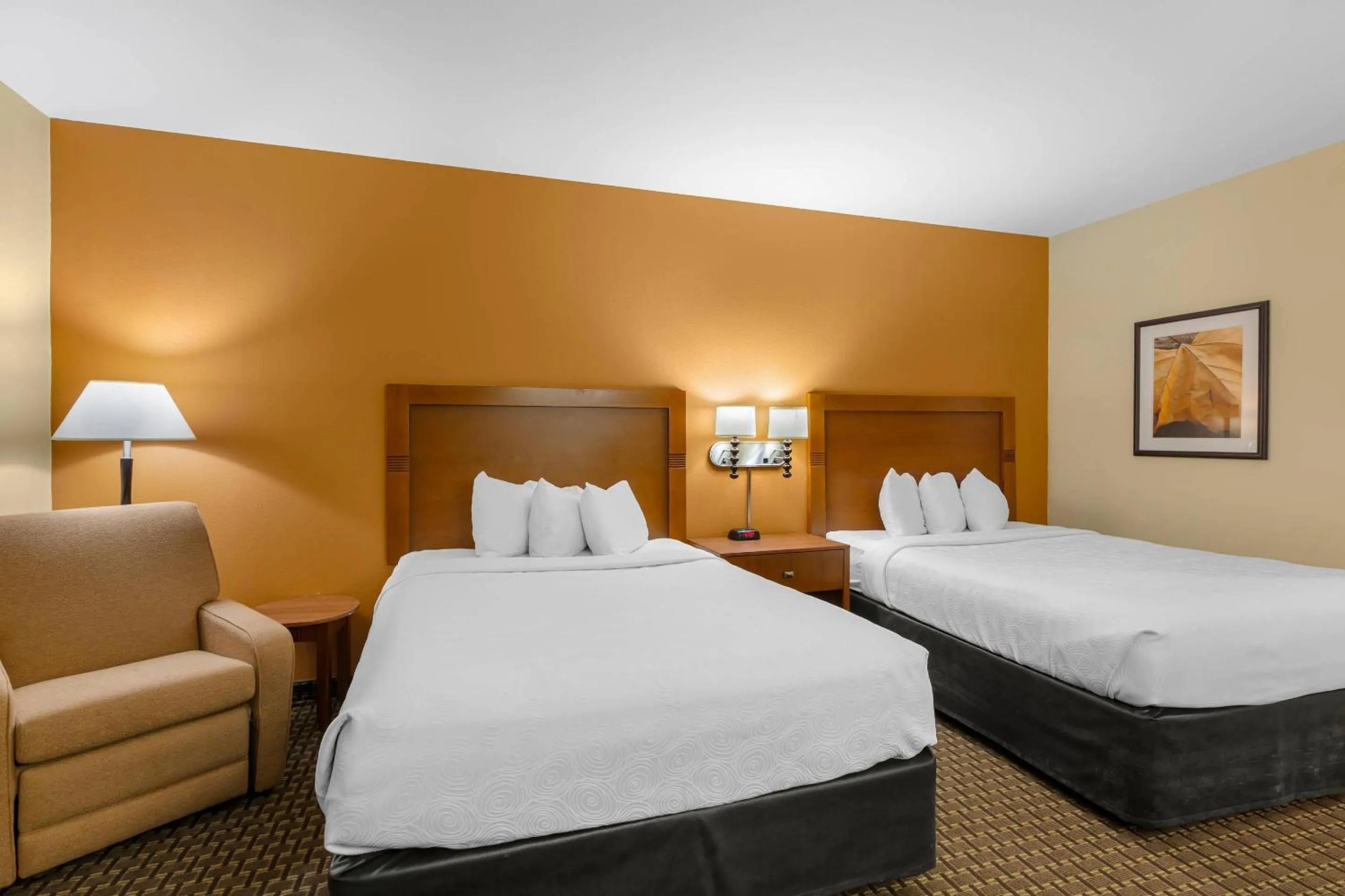 Bedroom, Bed in MainStay Suites Tioga