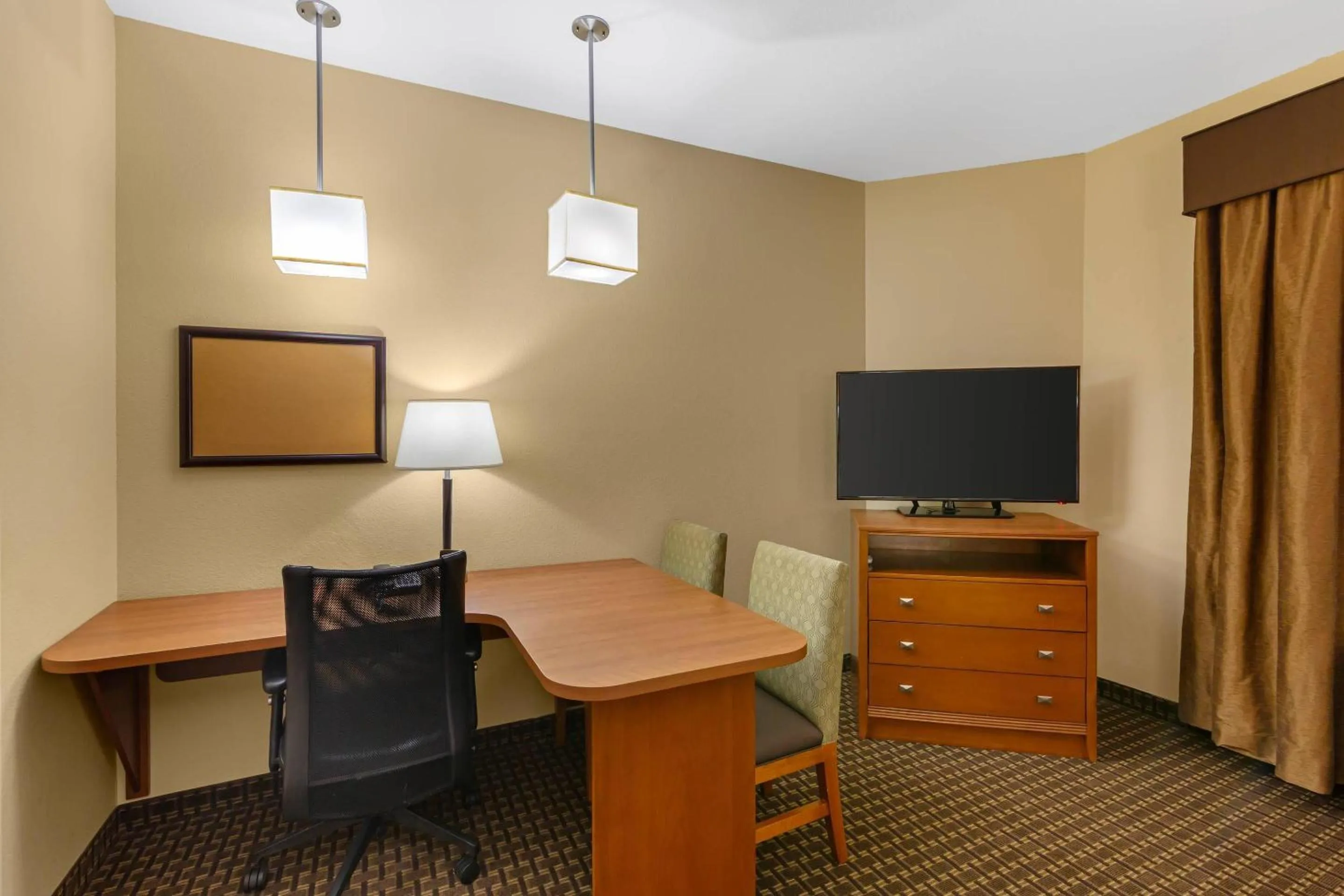 Bedroom in MainStay Suites Tioga