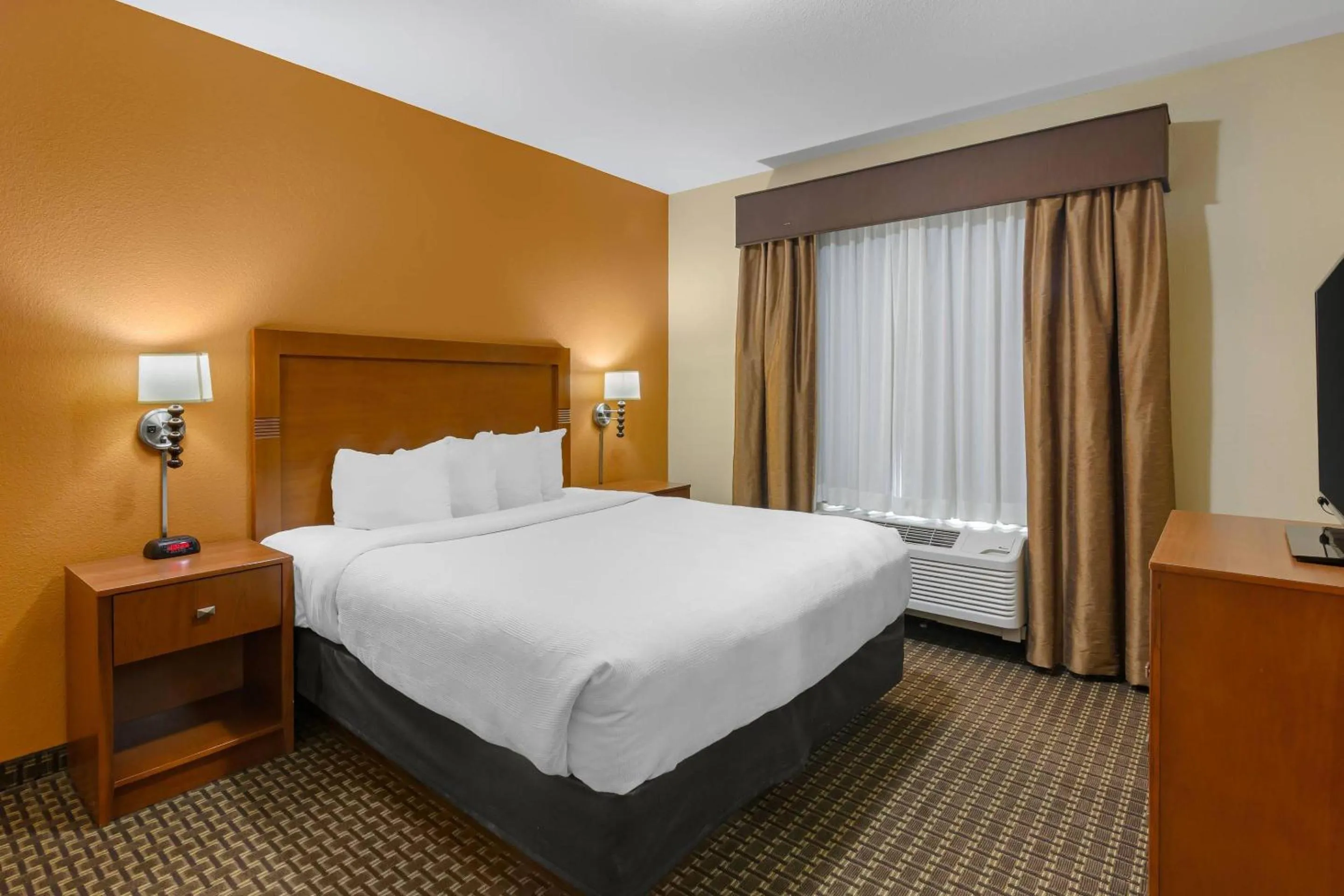 Bedroom, Bed in MainStay Suites Tioga